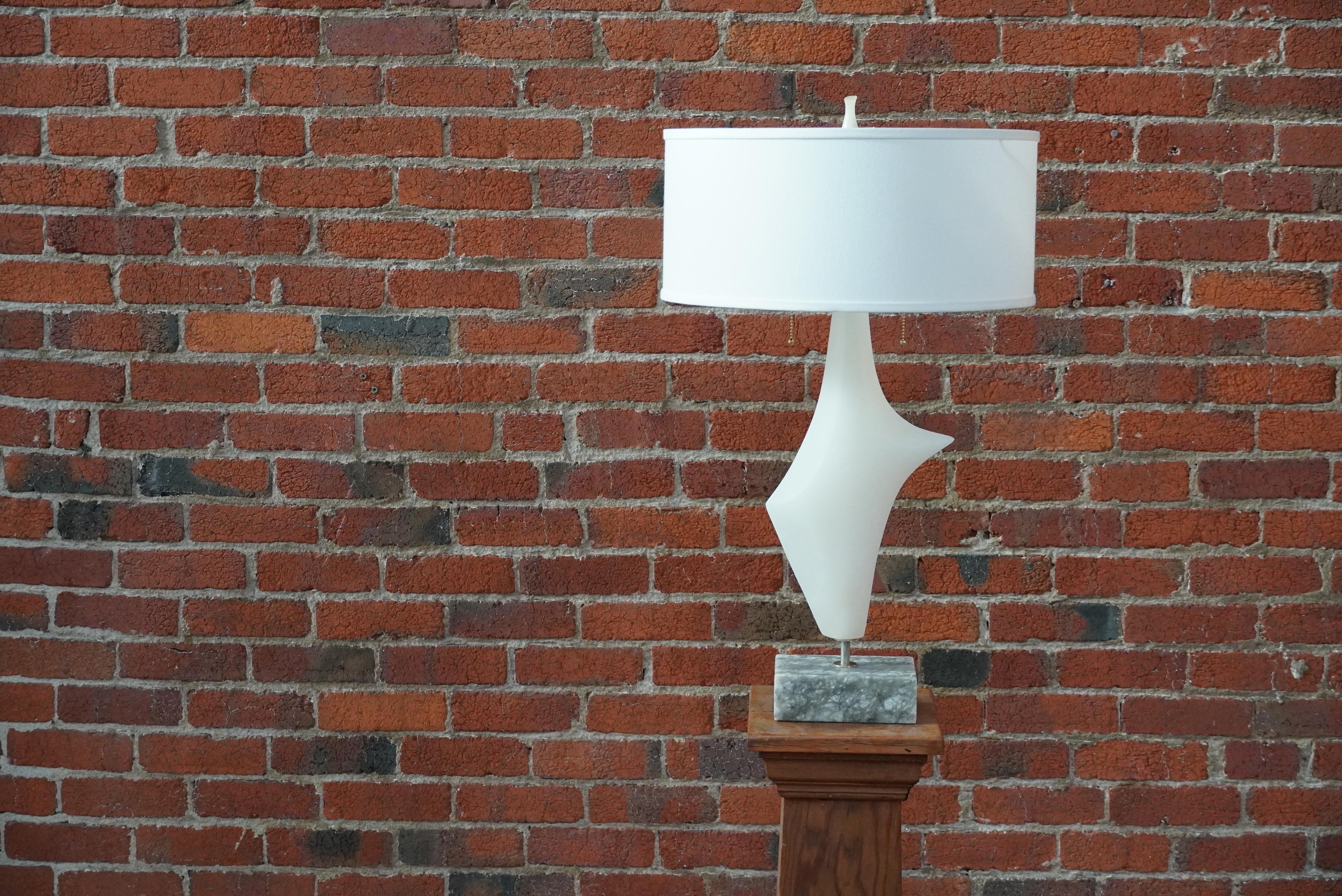 Sculpté à la main Lampe de table italienne des années 1950 en marbre et albâtre abstraits sculptés à la main en vente