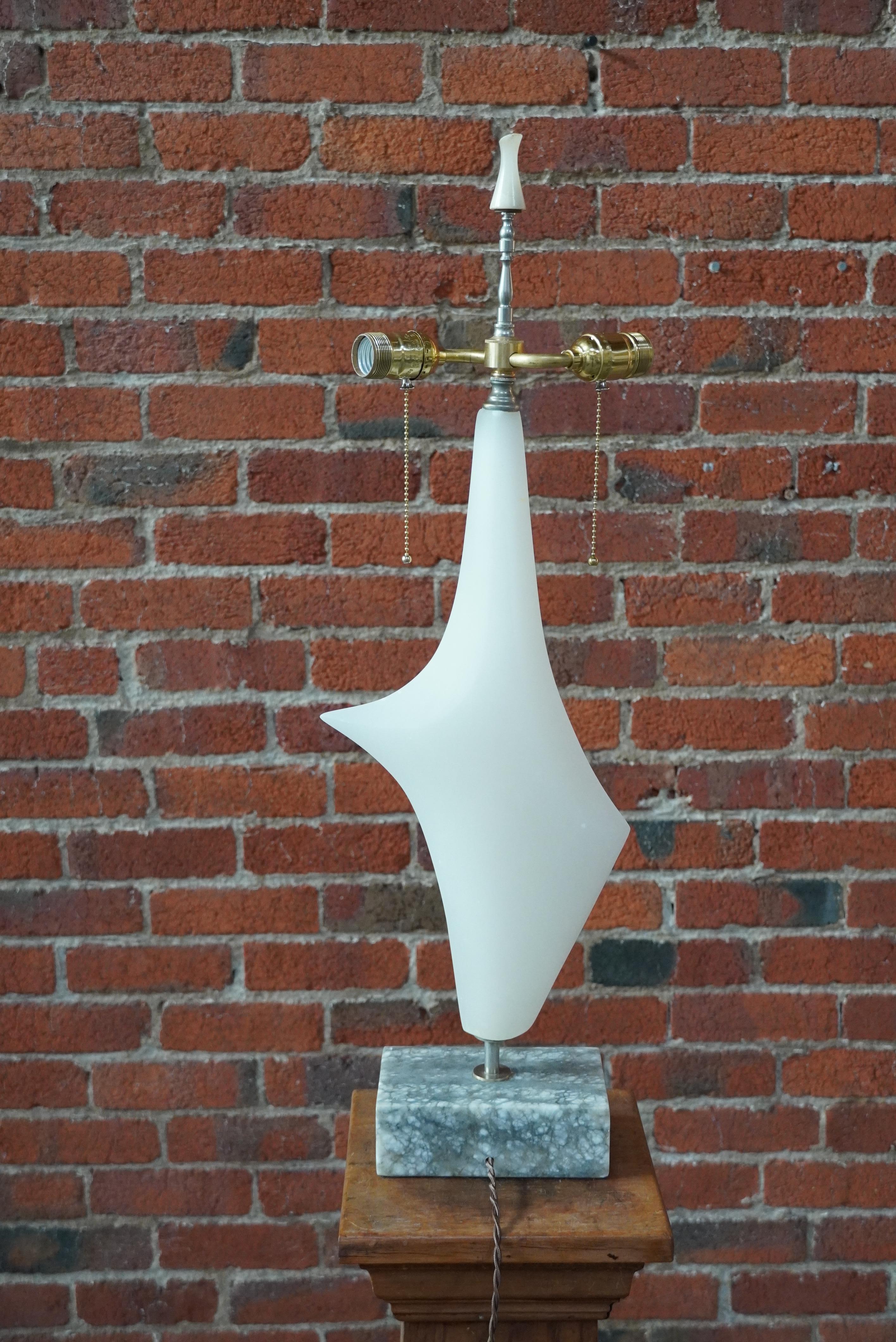 Lampe de table italienne des années 1950 en marbre et albâtre abstraits sculptés à la main Bon état - En vente à Oakland, CA