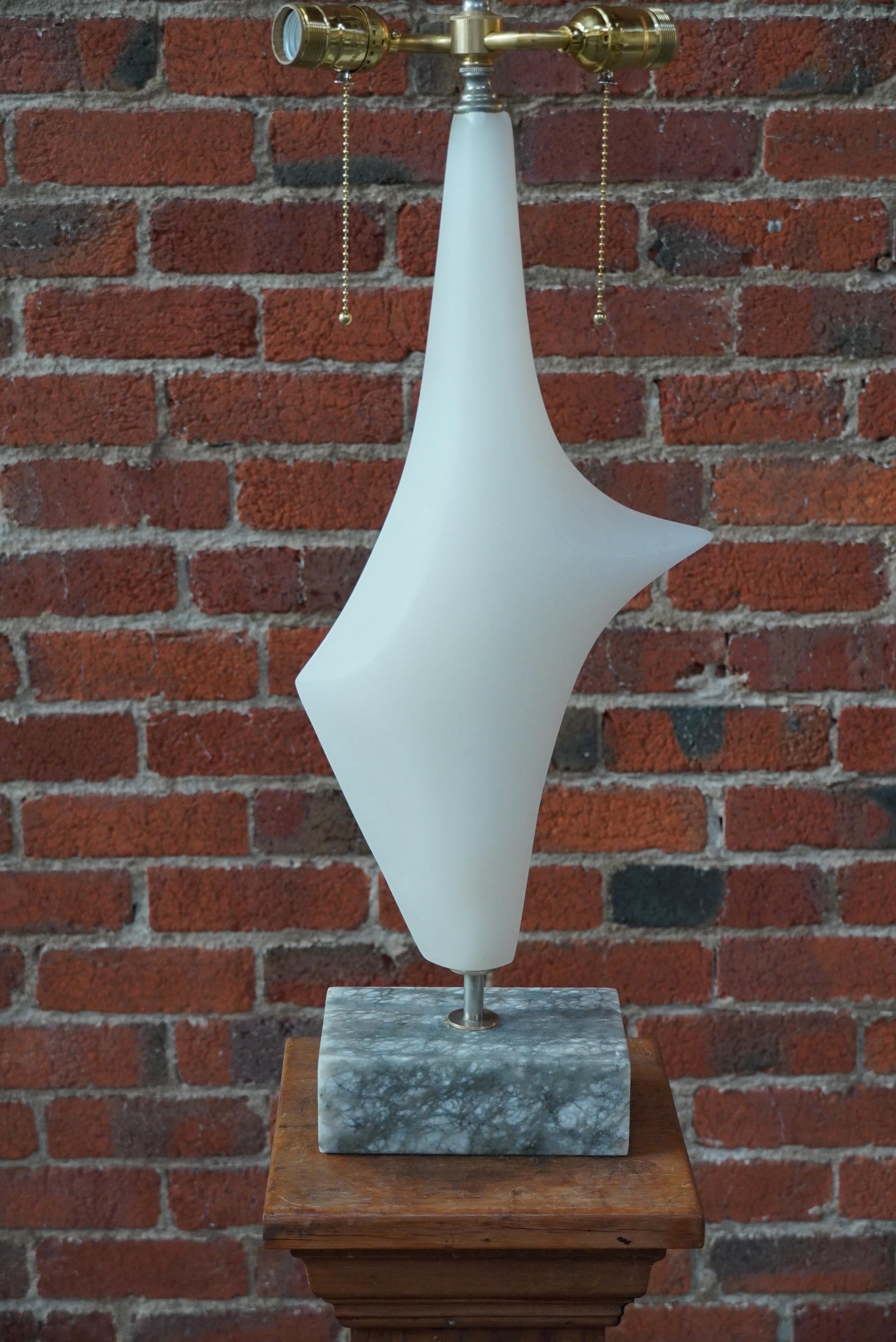 20ième siècle Lampe de table italienne des années 1950 en marbre et albâtre abstraits sculptés à la main en vente
