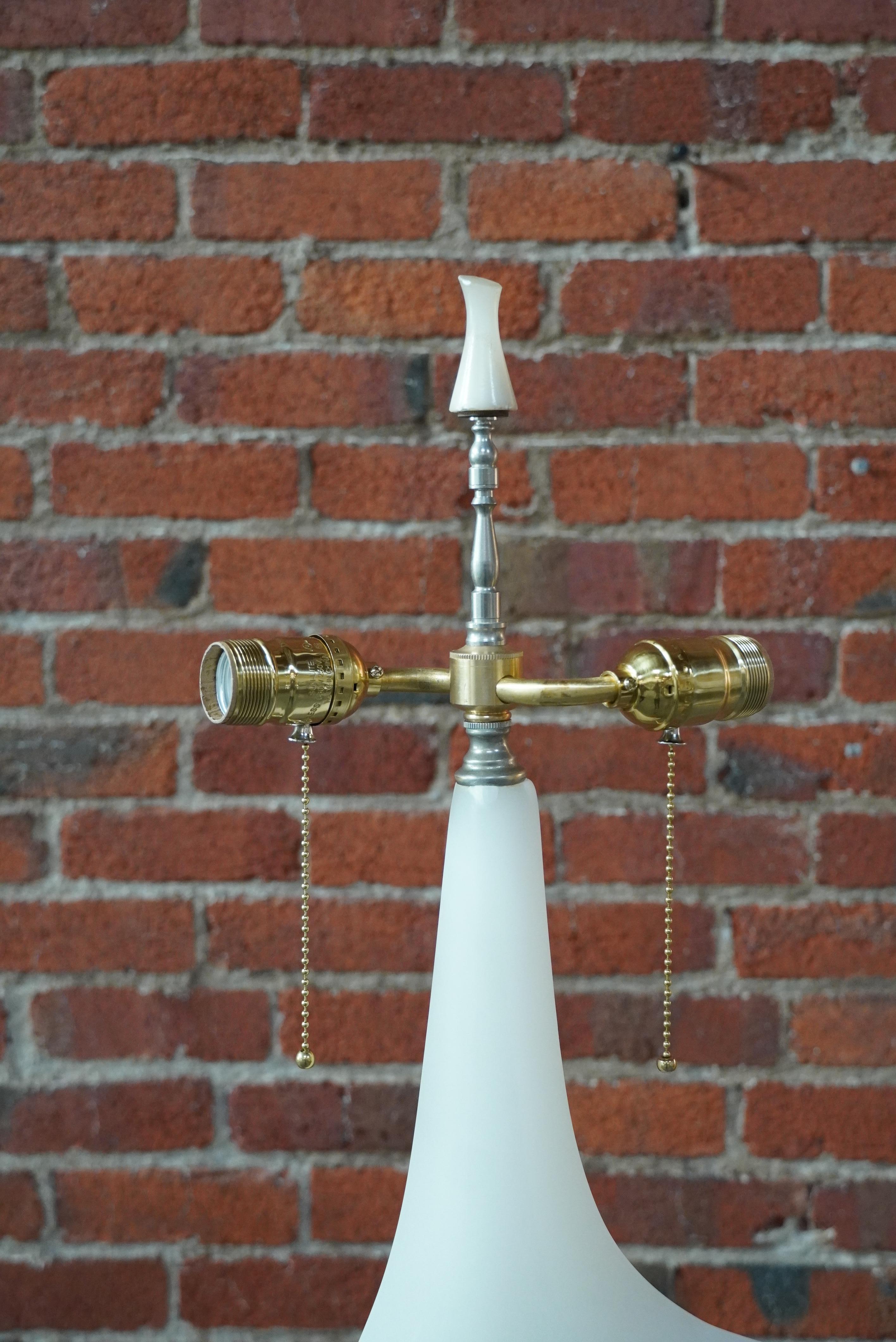 Lampe de table italienne des années 1950 en marbre et albâtre abstraits sculptés à la main en vente 1