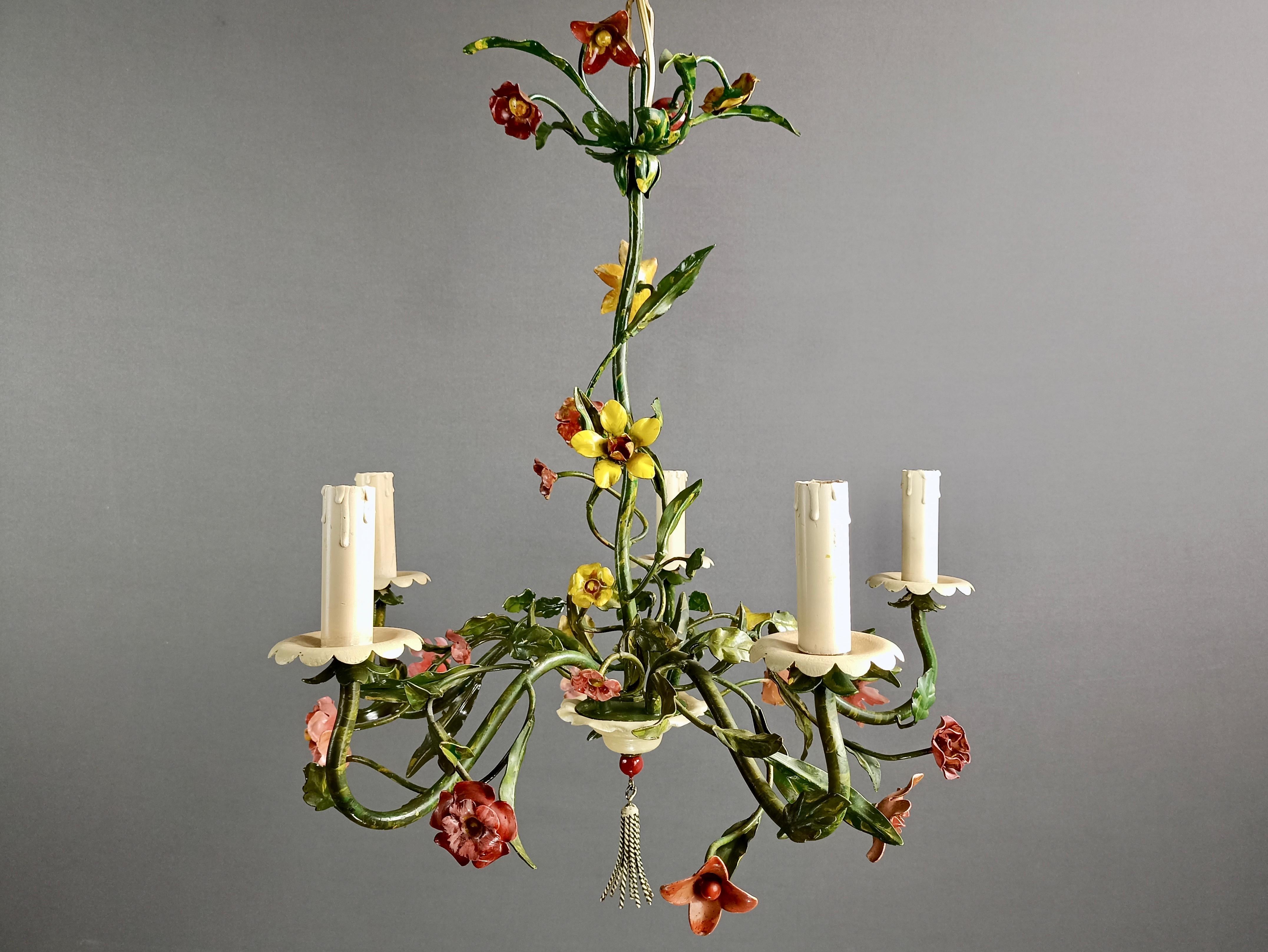 Italian tole 1950s floral five-light chandelier, made of metal finished and decorated completely by hand, in very good vintage condition. 
Refined structure, with a slender central stem to which are joined the lamp-holder arms with variegated