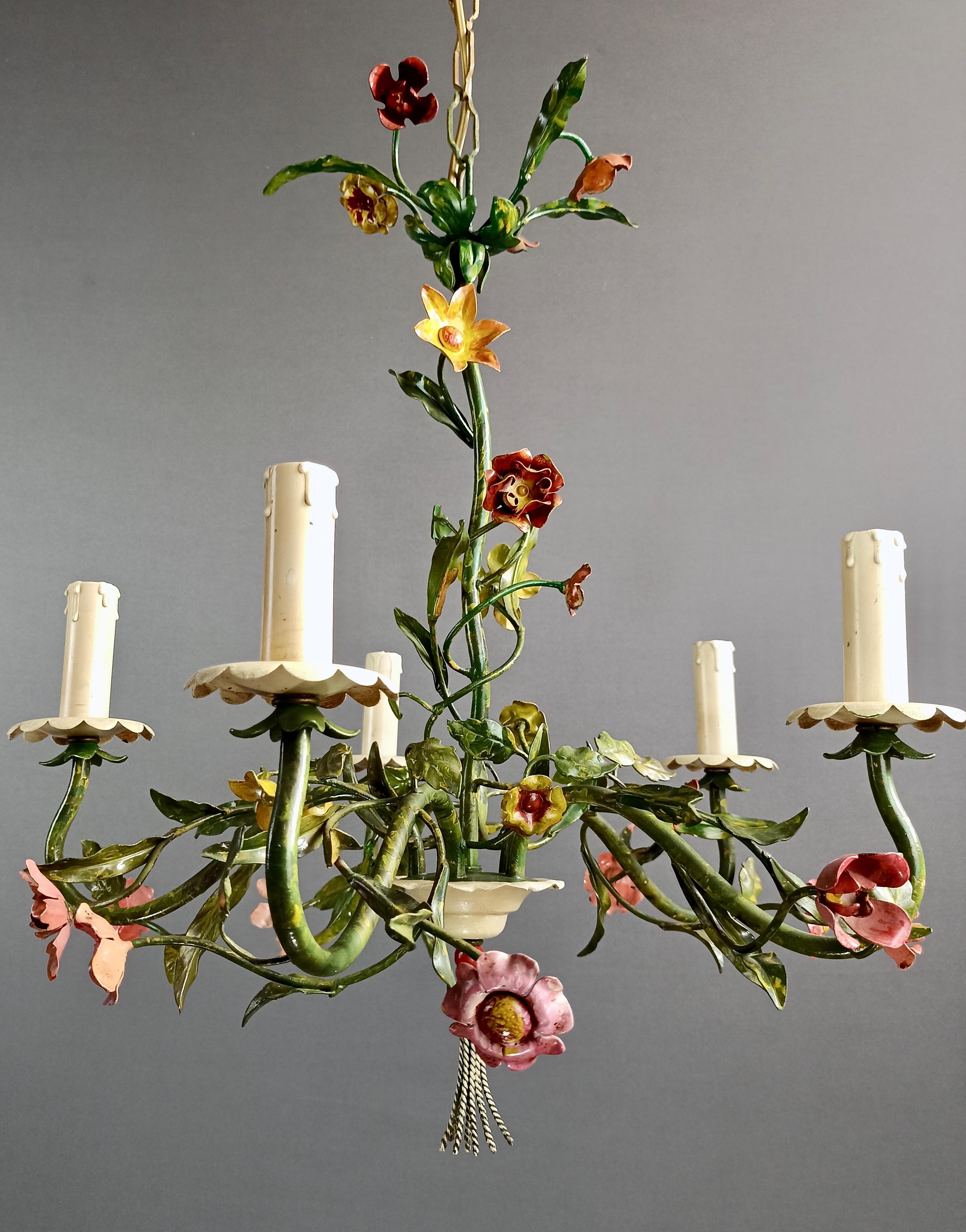 1950s Italian Hand Decorated Tole Floral Five-Light Chandelier In Good Condition In Caprino Veronese, VR