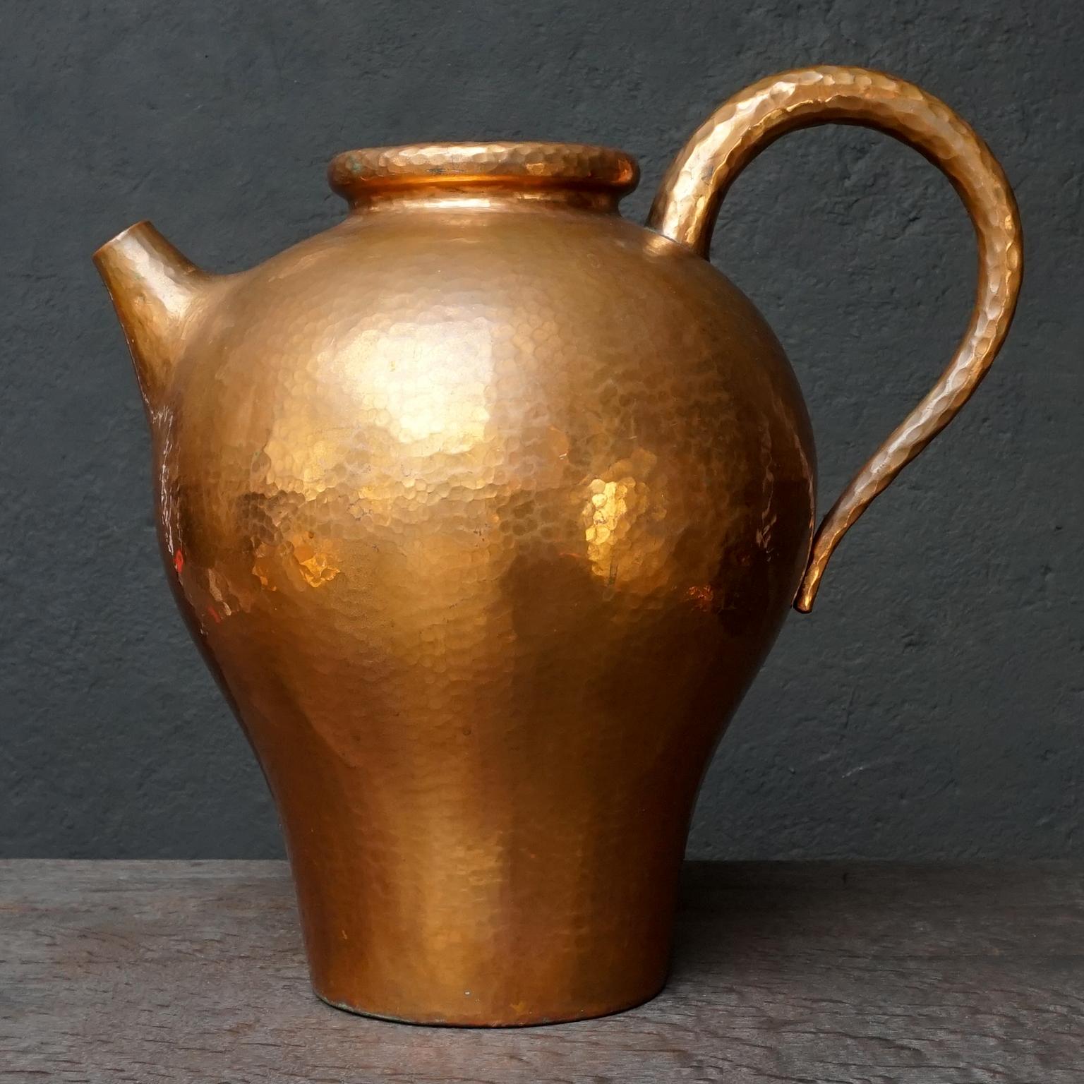 1950s Italian Hand Hammered Copper Pitcher or Jug in Egidio Casagrande Style In Fair Condition In Haarlem, NL