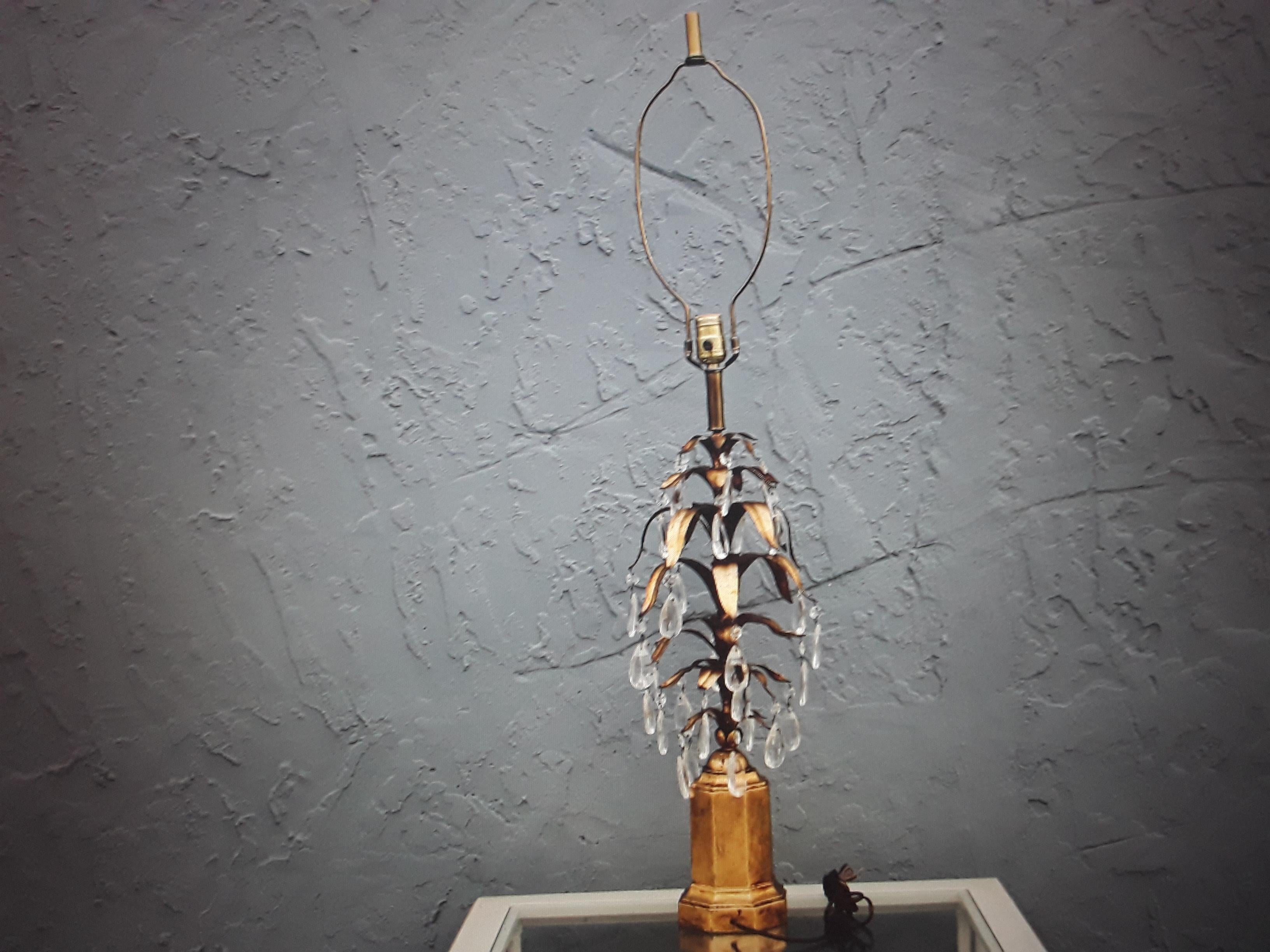 Lampe de table en forme de fougère en bois doré, à base de tôle et de cristal, datant des années 1950. Belle dorure.