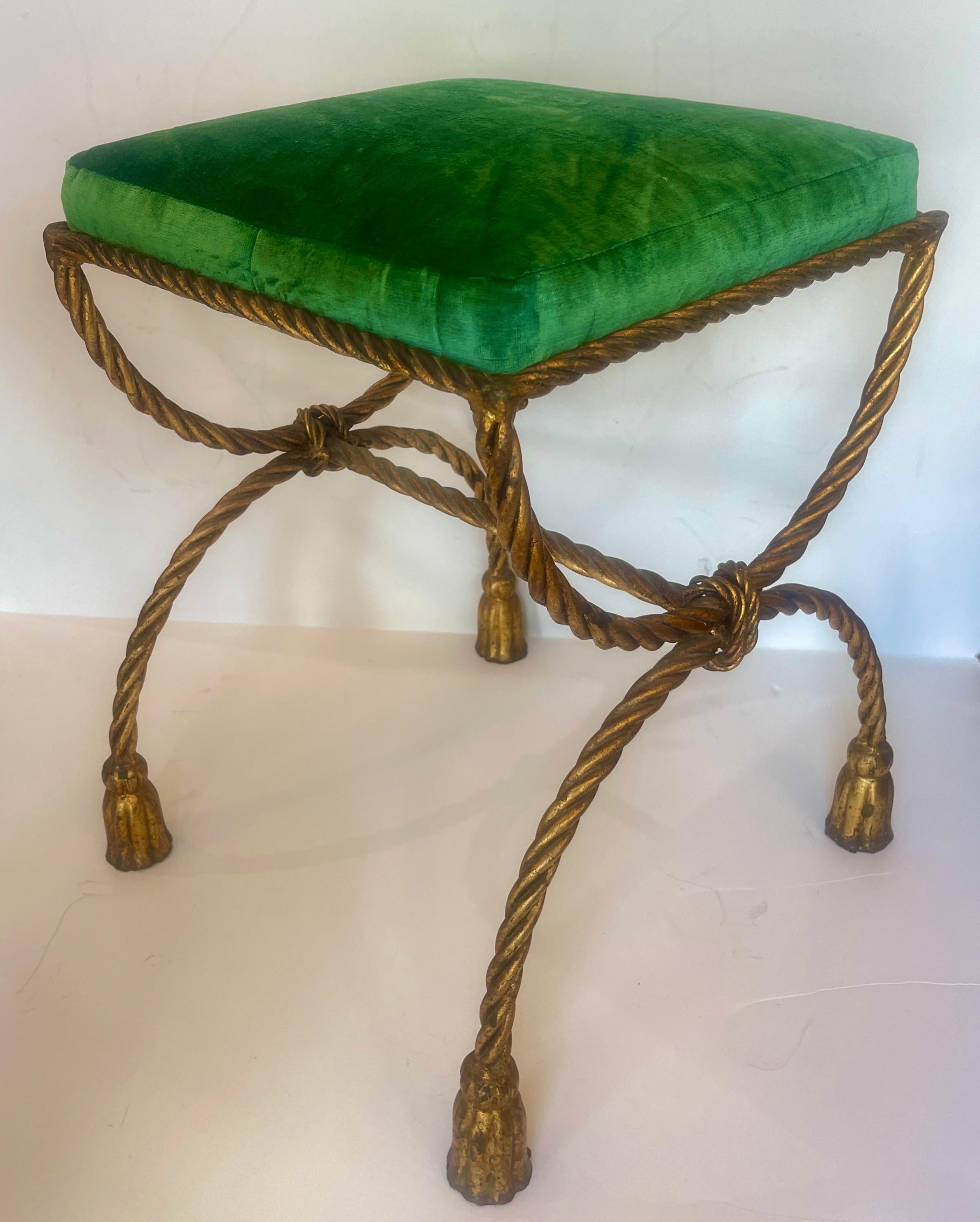 Just in, this 1950s Italian Hollywood Regency Rope & Tassel Gilt  Metal Stool with a new upholstered seat in a Green Velvet.
This  is an  Italian gilded wrought iron stool with a twisted rope frame and tassel feet with a new Emerald Green Frappe