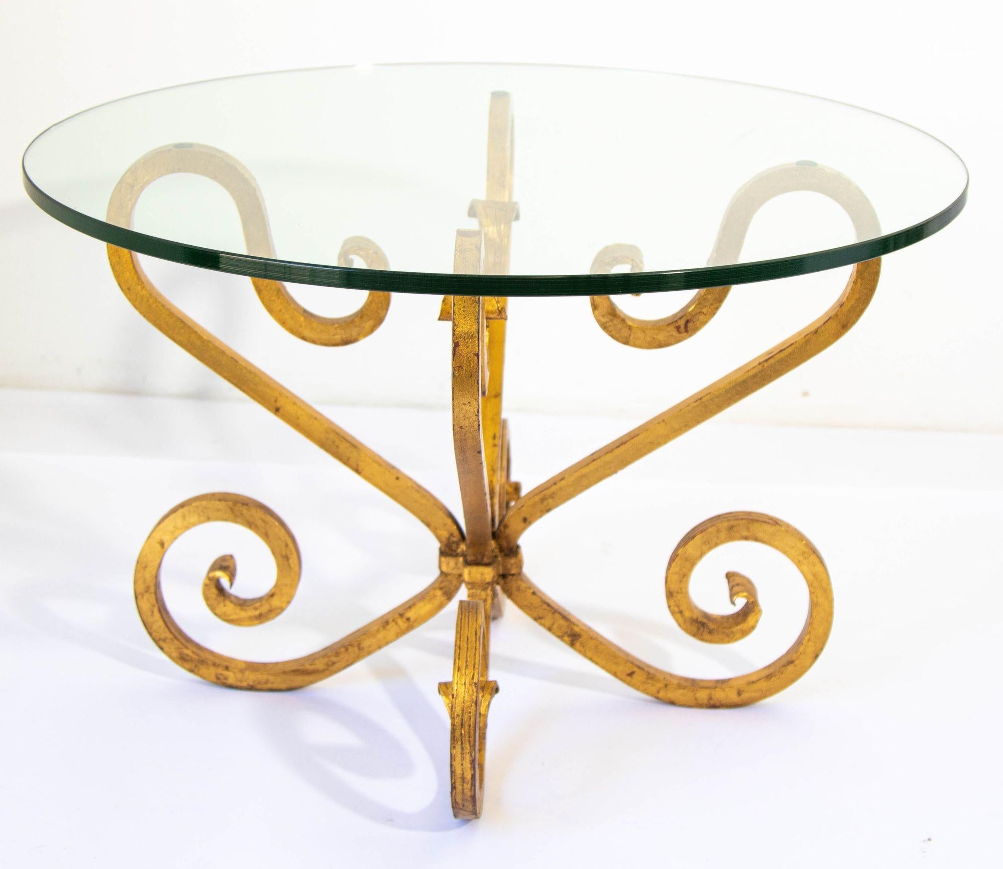 1950s Italian Hollywood Regency Round Gilded Wrought Iron and Glass Side Table In Good Condition For Sale In North Hollywood, CA