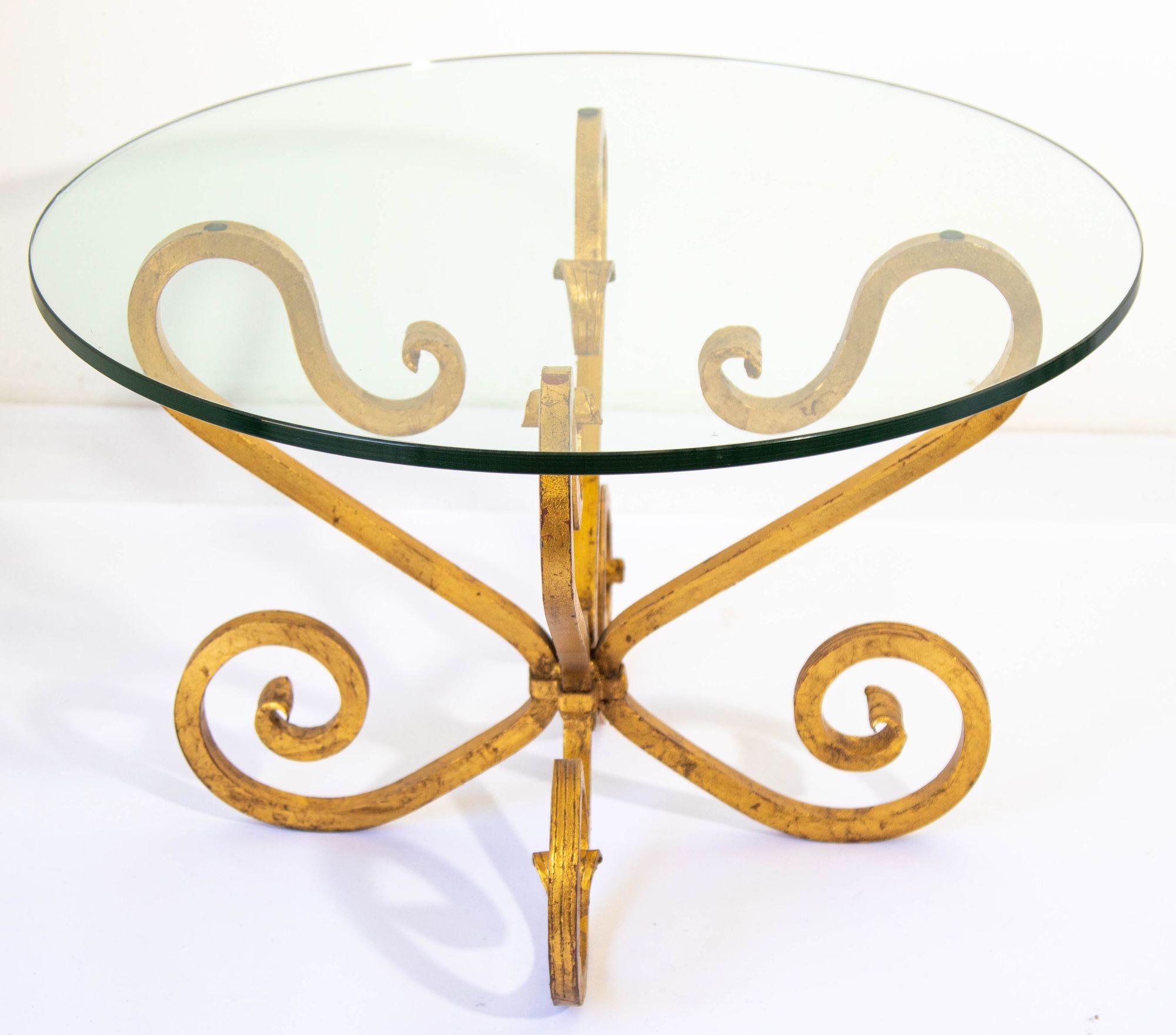 20th Century 1950s Italian Hollywood Regency Round Gilded Wrought Iron and Glass Side Table For Sale