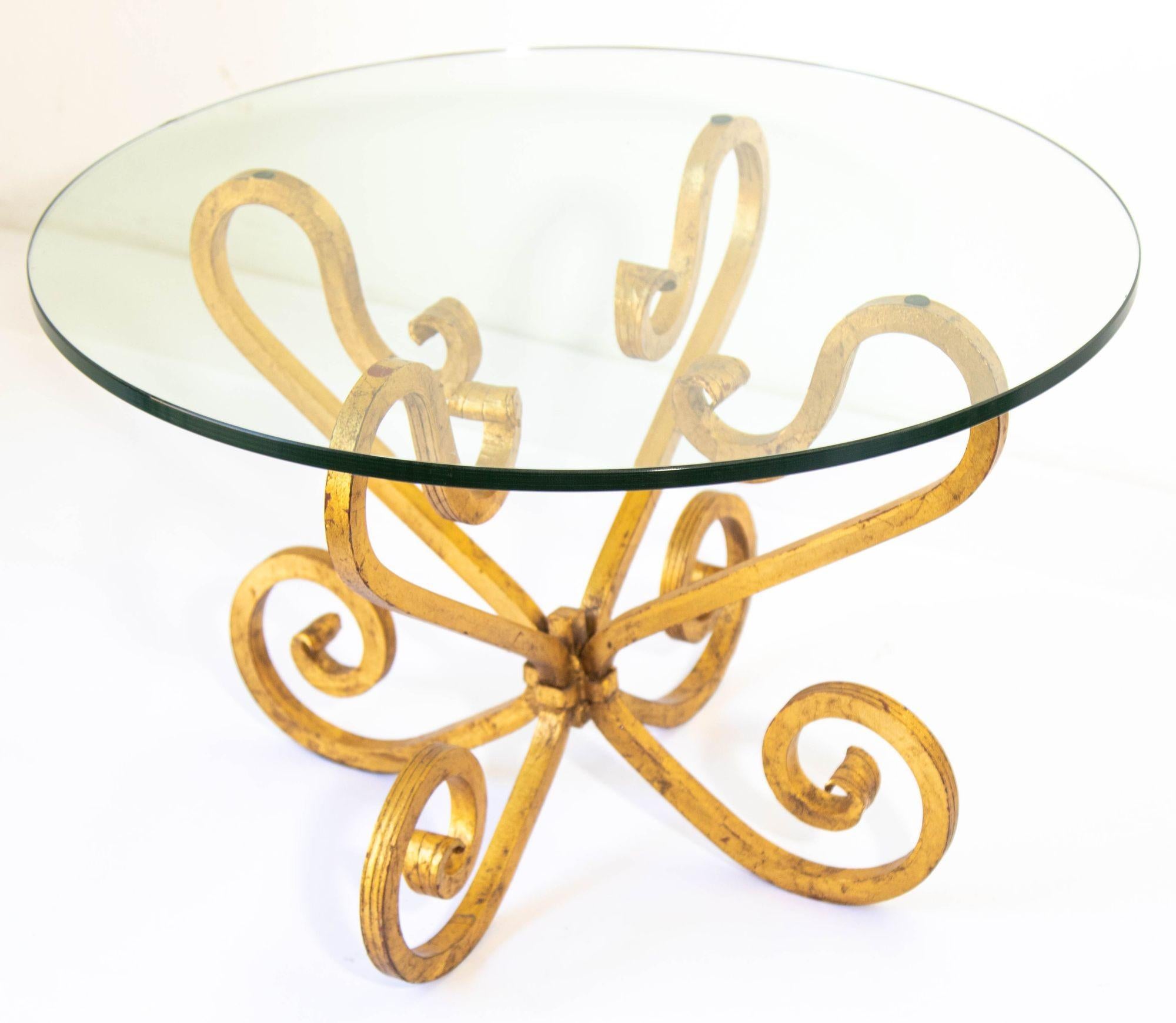 1950s Italian Hollywood Regency Round Gilded Wrought Iron and Glass Side Table For Sale 1