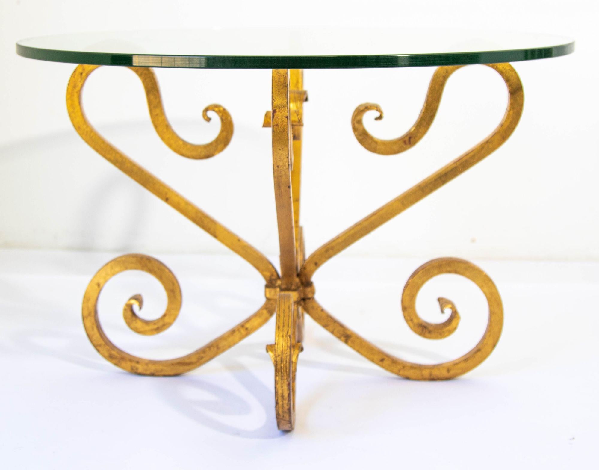 1950s Italian Hollywood Regency Round Gilded Wrought Iron and Glass Side Table For Sale 3