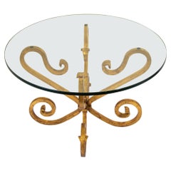 Mesa auxiliar redonda de hierro forjado dorado y cristal Hollywood Regency italiano de los años 50