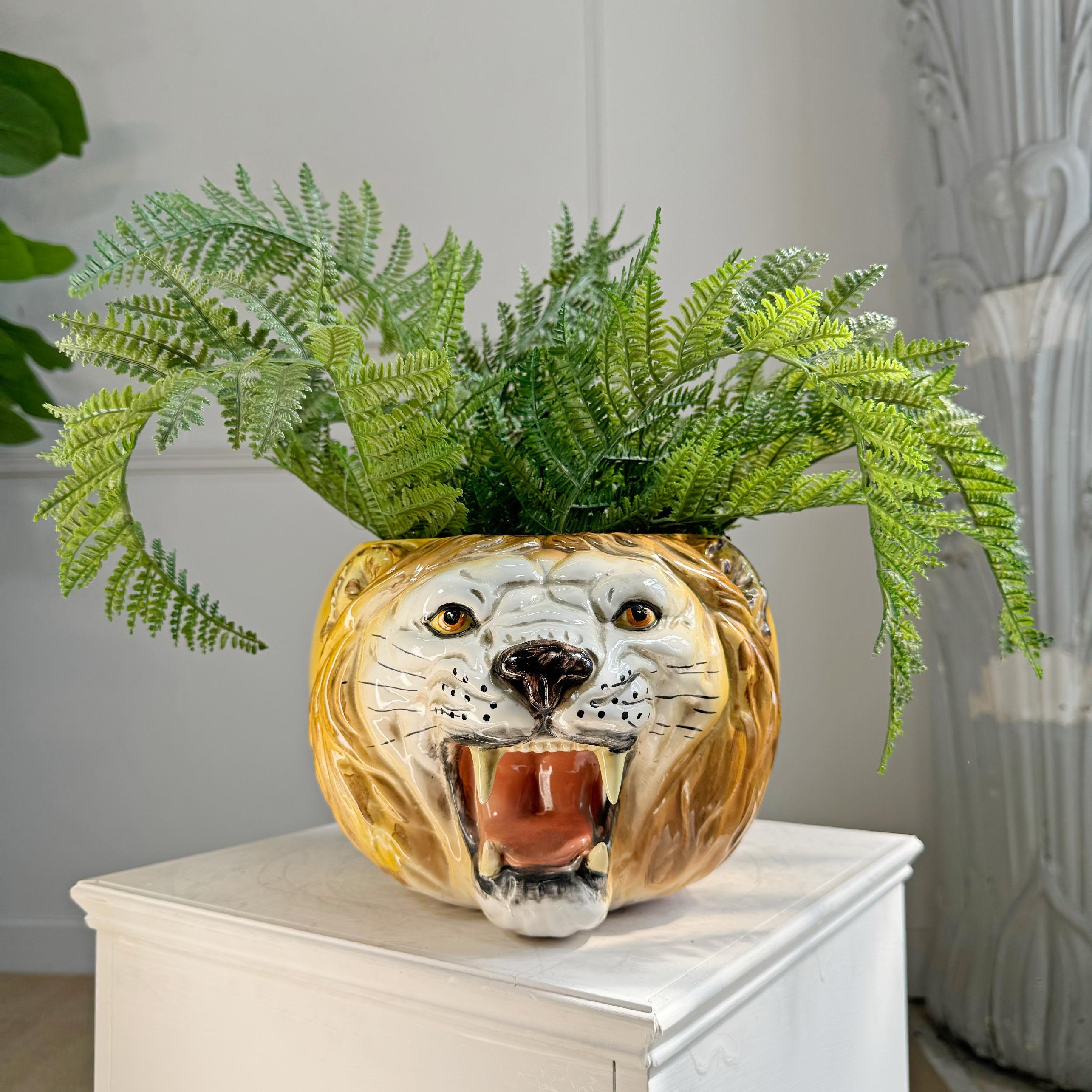 Vintage Keramik Löwenkopf Pflanzgefäß, circa 1950er Jahre
Fabulous Aussage Pflanzer vollständig gestempelt Italien



Toller Zustand, innen sehr sauber

Kleine Schramme an den Wangen



17 cm Höhe, 22 cm Breite, 15 cm Tiefe
Öffnung 16 cm

