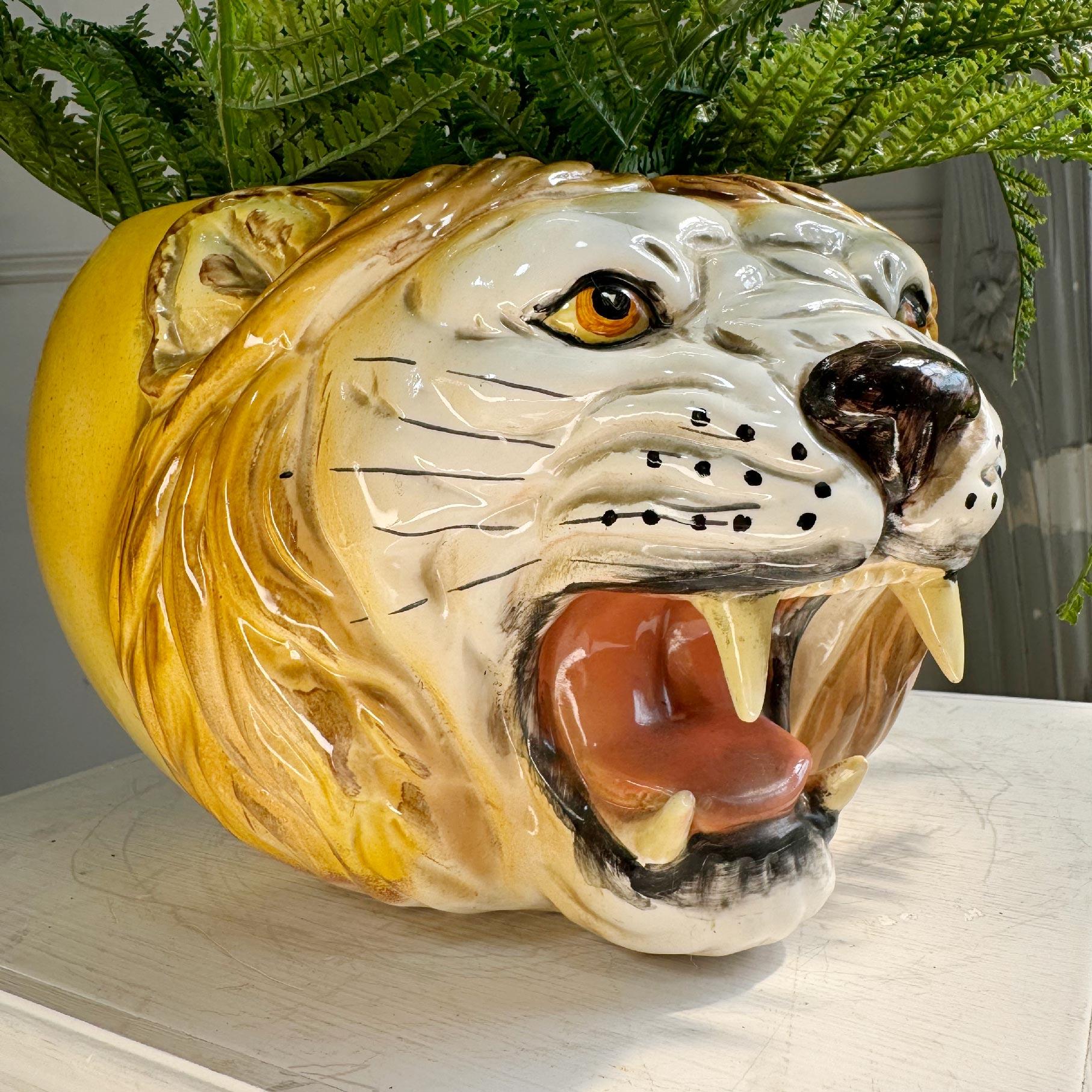 Jardinera italiana de cerámica con cabeza de león de los años 50 Hecho a mano en venta