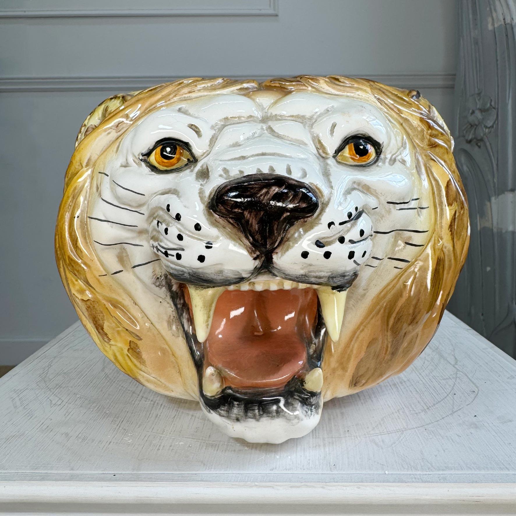 1950er Jahre Italienischer Löwenkopf Pflanzgefäß aus Keramik (Mitte des 20. Jahrhunderts) im Angebot