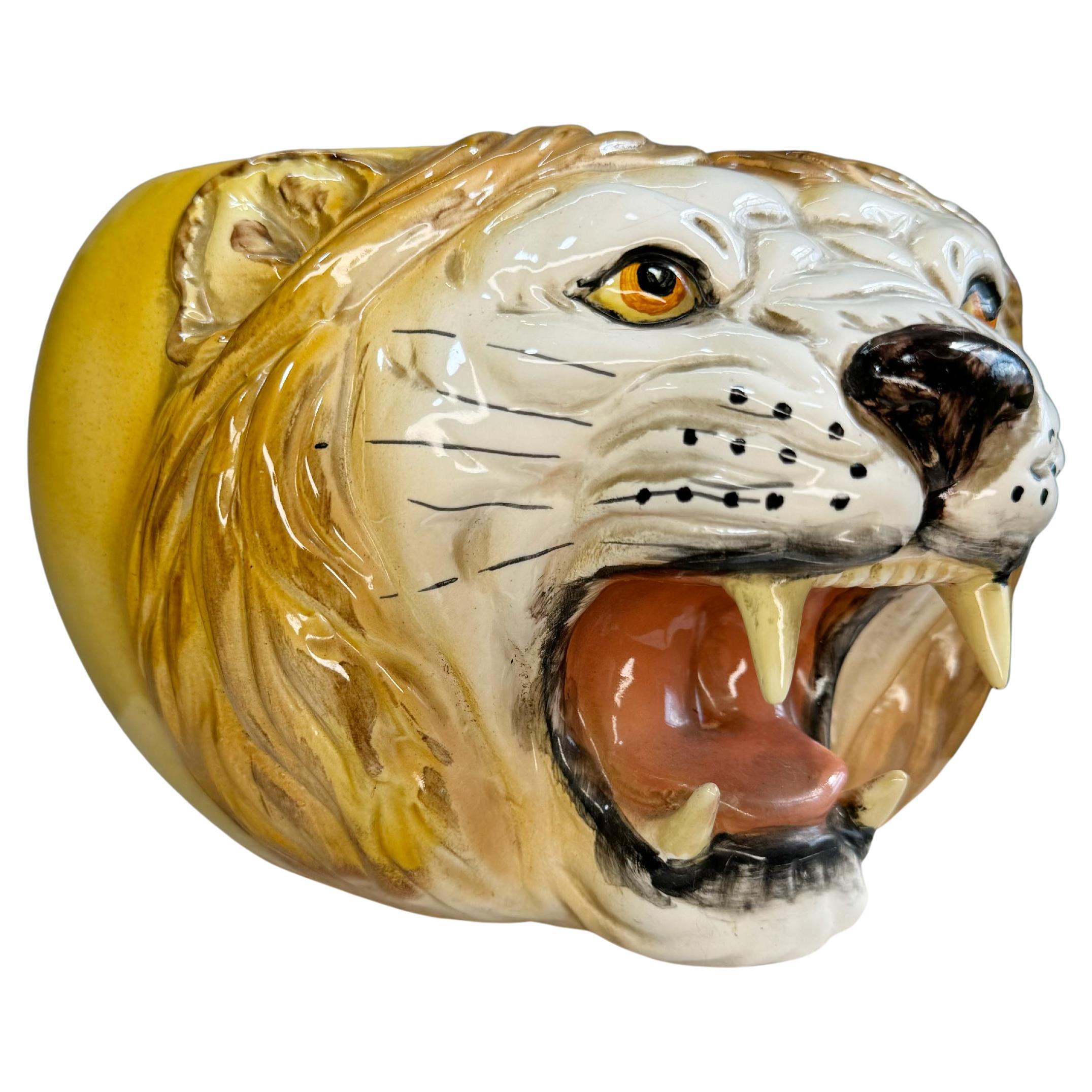 Vaso in ceramica con testa di leone italiano del 1950