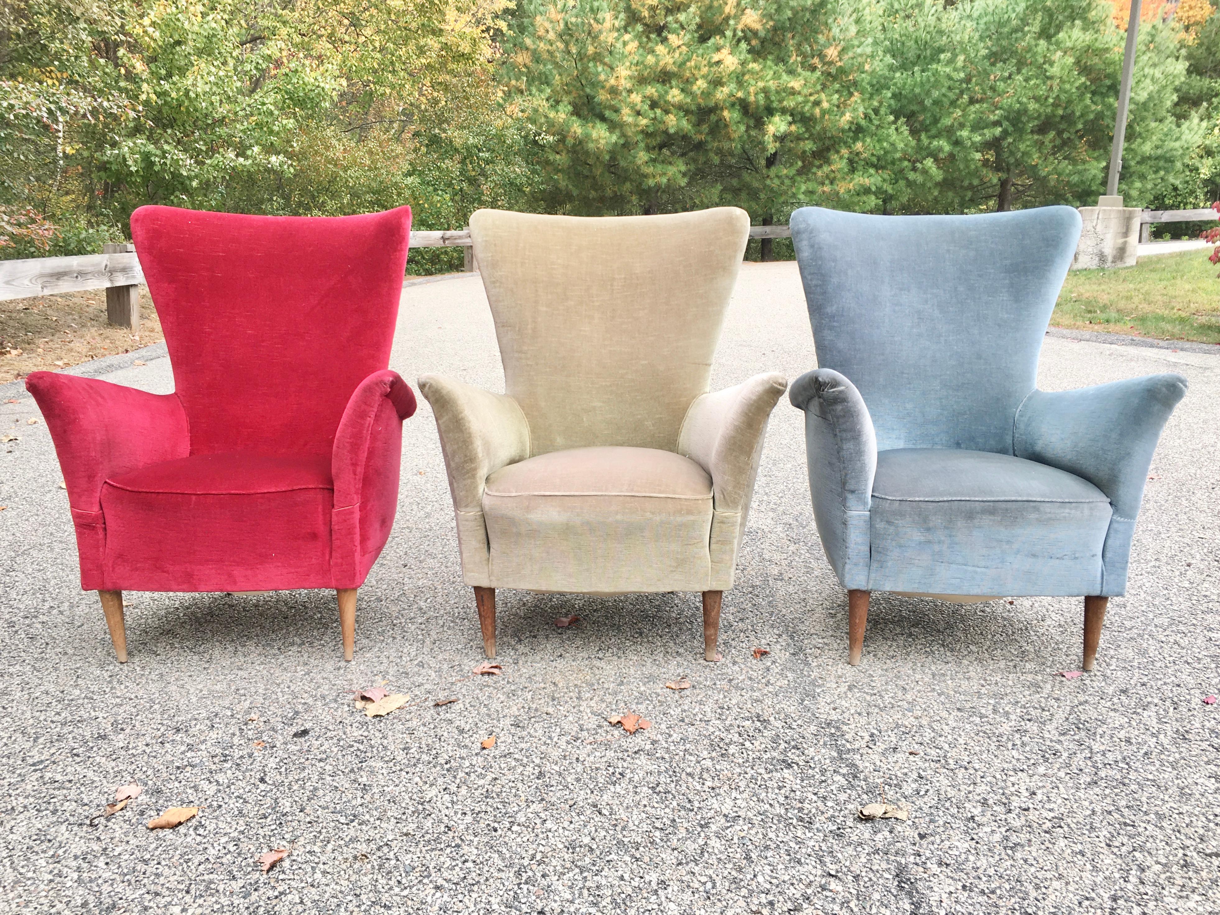 Trois fauteuils italiens incroyablement élégants des années 1950, très semblables aux dessins de Gio Ponti pour l'hôtel Bristol di Merano. Velours original cousu main en bon état. Pieds coniques en noyer massif. Le prix indiqué est pour une chaise.