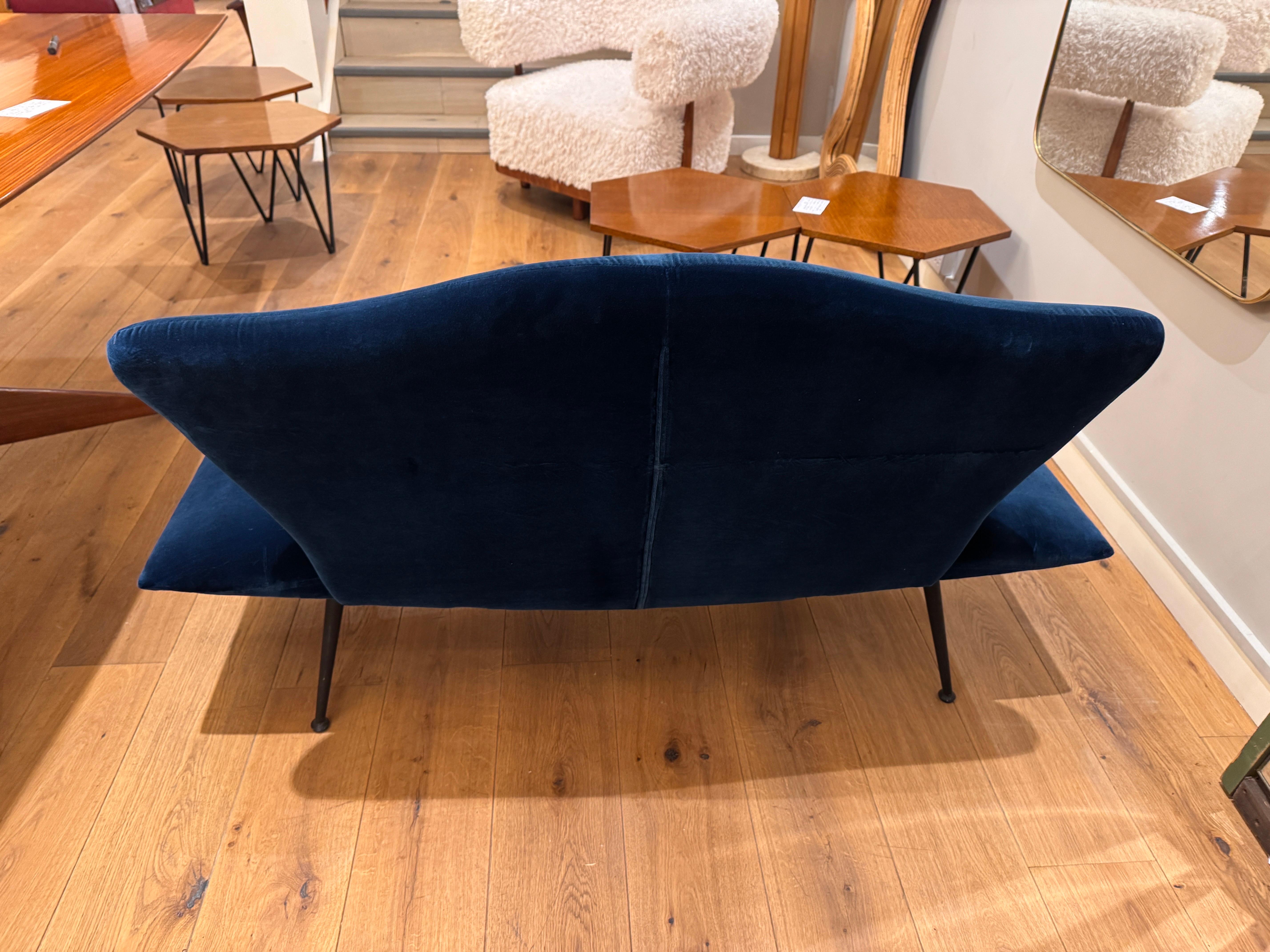 1950s Italian loveseat bench in teal velvet In Good Condition For Sale In London, GB