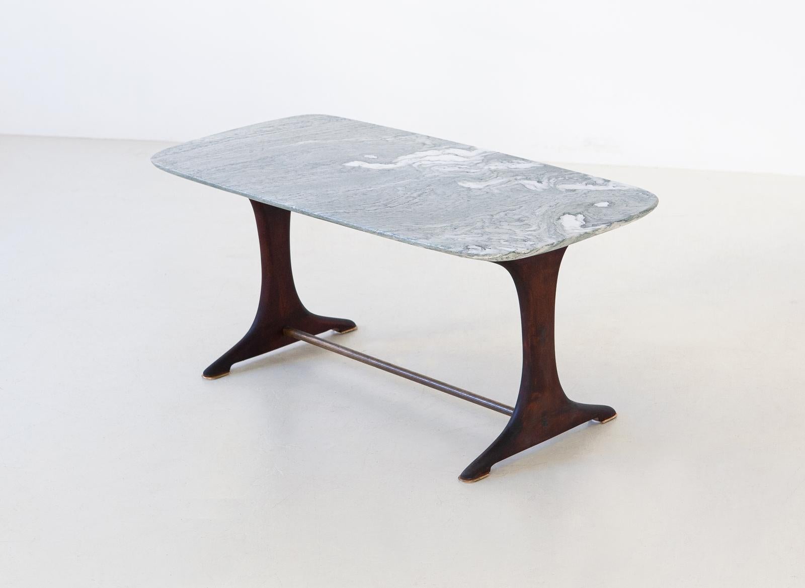 A coffee table, manufactured in Italy during the 1950s 

Marble top, wooden legs and brass bar and feets

Very good conditions.


 