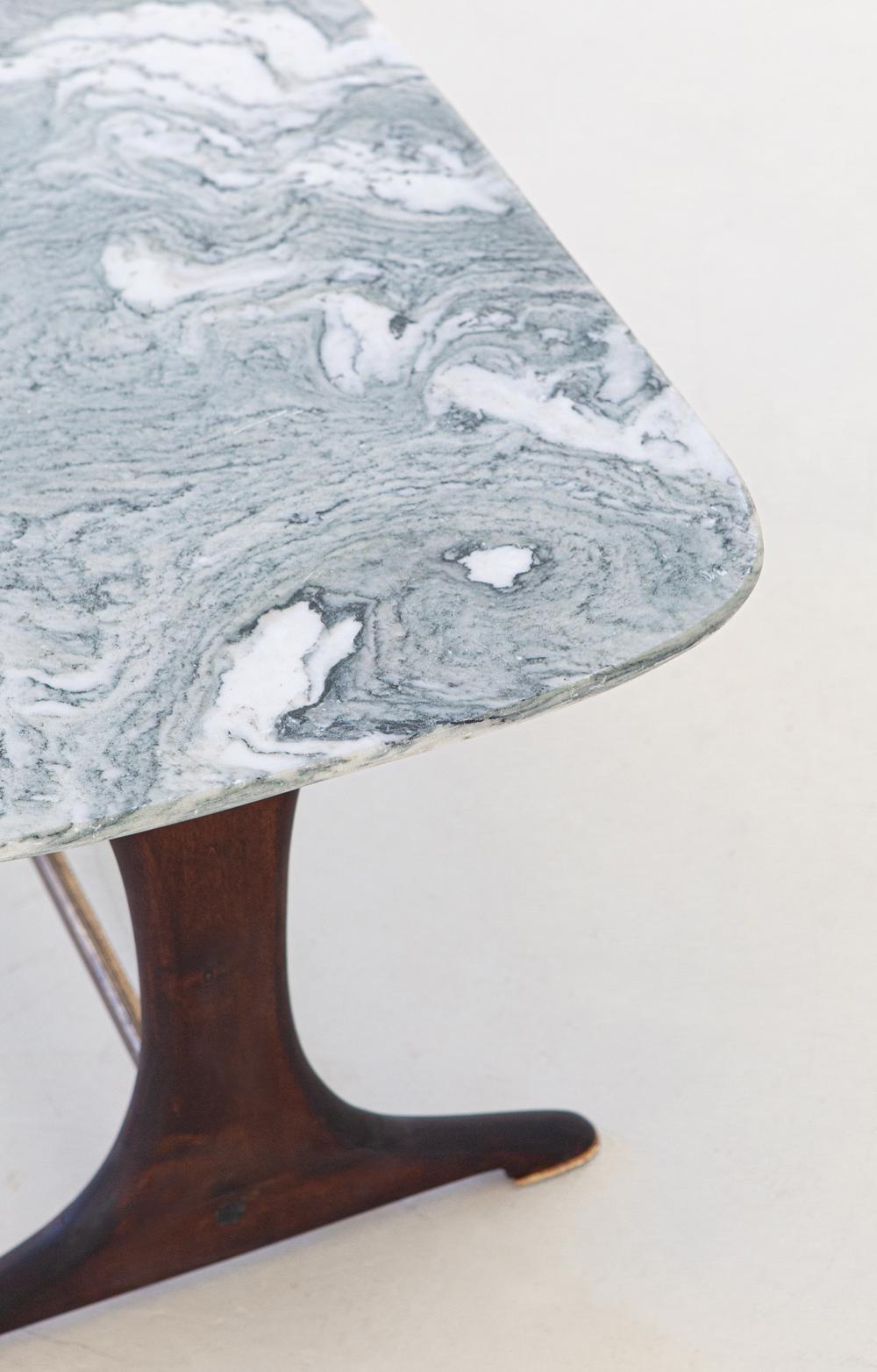 A coffee table, manufactured in Italy during the 1950s 

Marble top, wooden legs and brass bar and feets

Very good conditions.


     