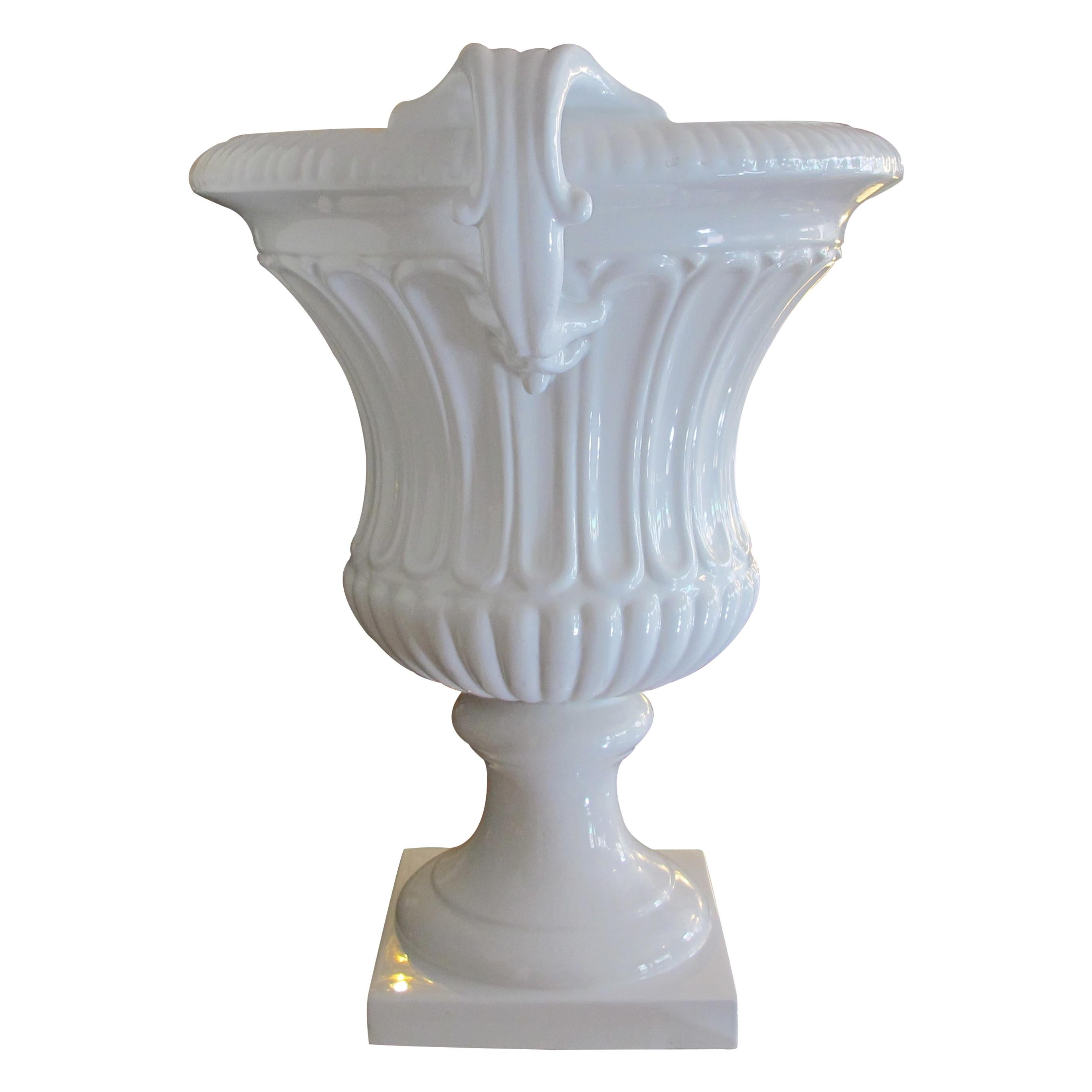 Mid-Century moderno Urna ornamentale sovradimensionata di Tomaso Barbi, smaltata di bianco e di produzione italiana degli anni '50 in vendita