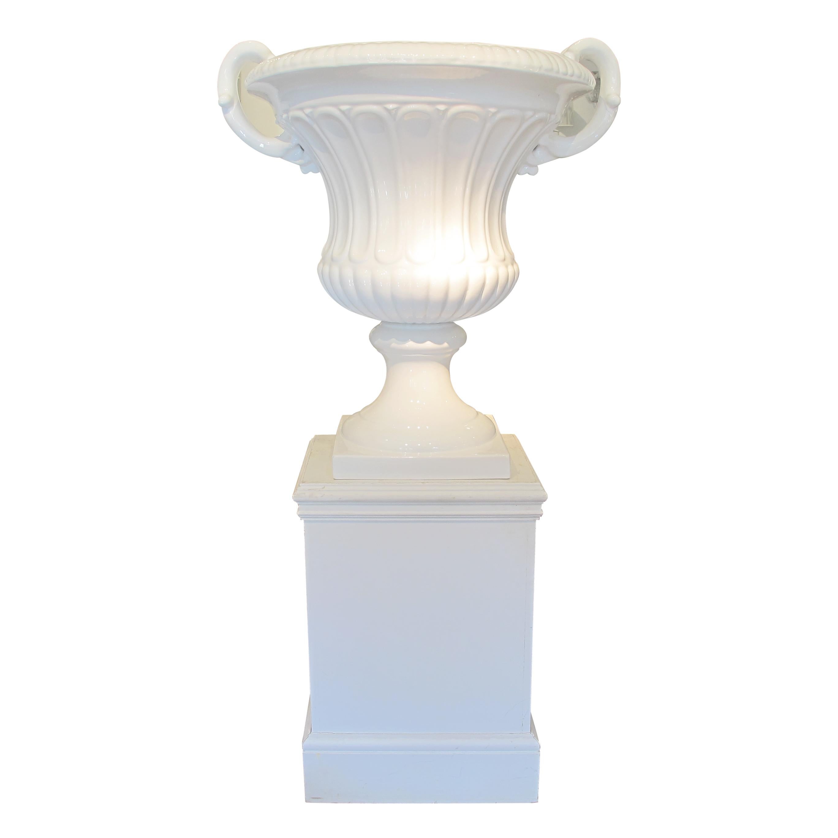 Italiano Urna ornamentale sovradimensionata di Tomaso Barbi, smaltata di bianco e di produzione italiana degli anni '50 in vendita
