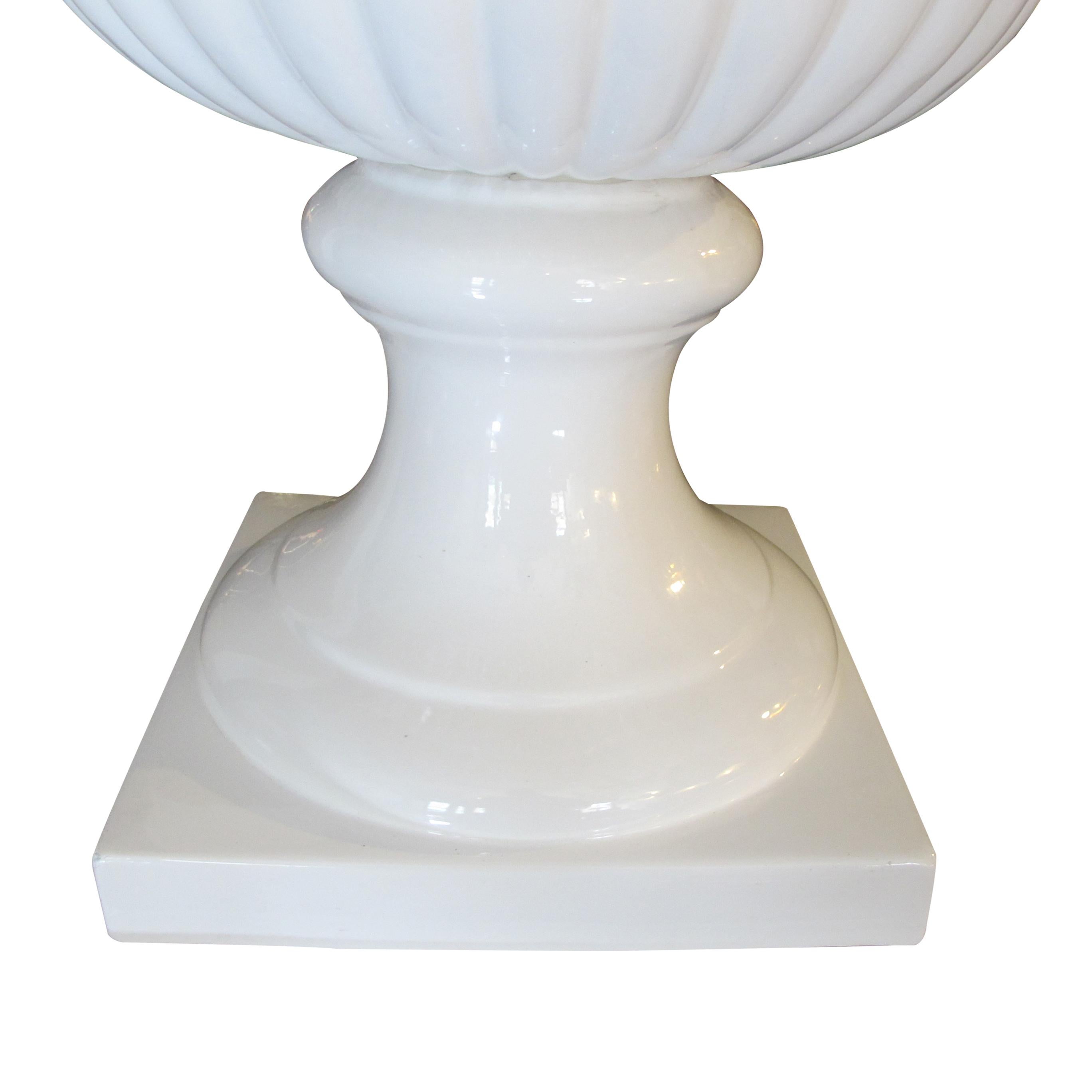 Smaltato Urna ornamentale sovradimensionata di Tomaso Barbi, smaltata di bianco e di produzione italiana degli anni '50 in vendita