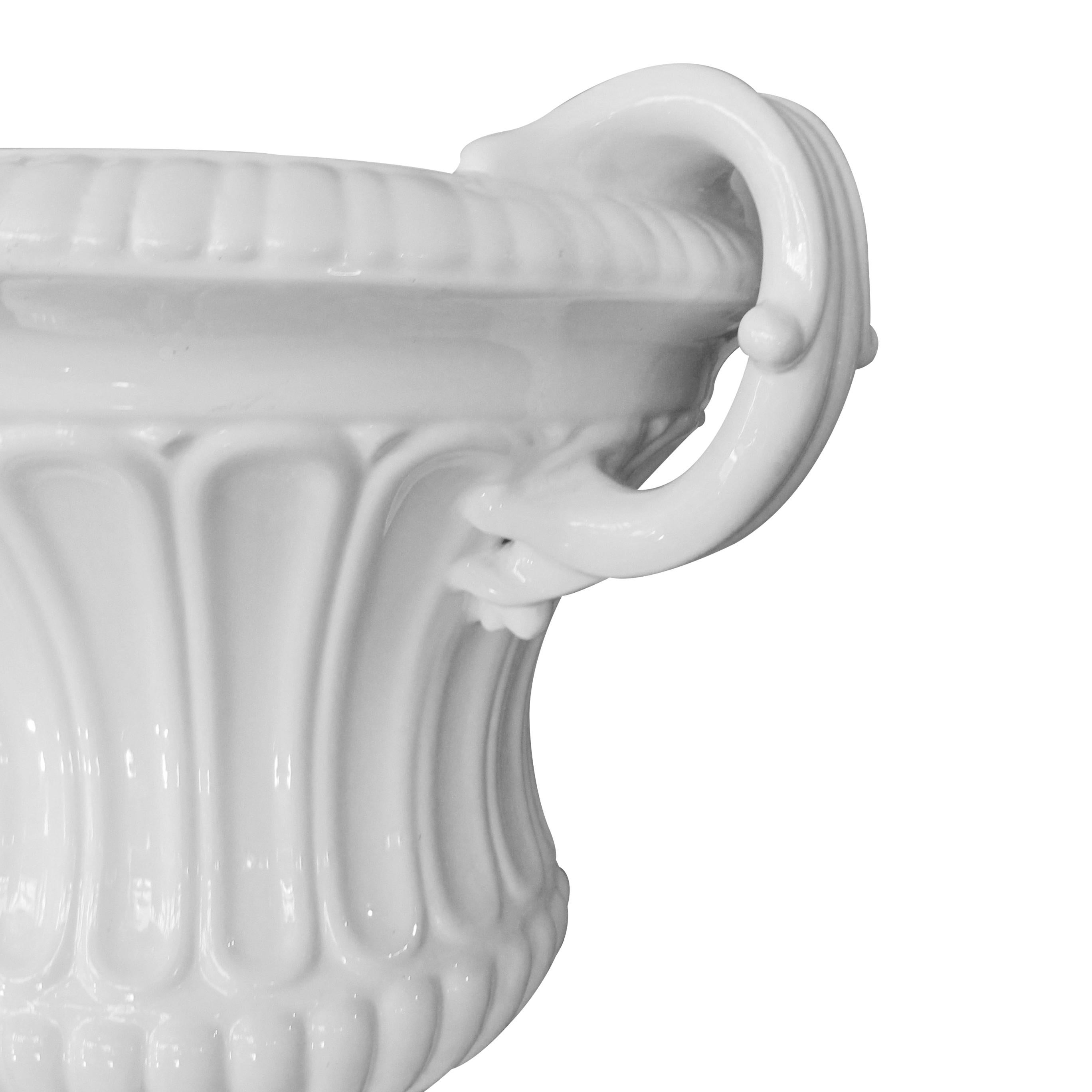 Urna ornamentale sovradimensionata di Tomaso Barbi, smaltata di bianco e di produzione italiana degli anni '50 In condizioni buone in vendita a London, GB