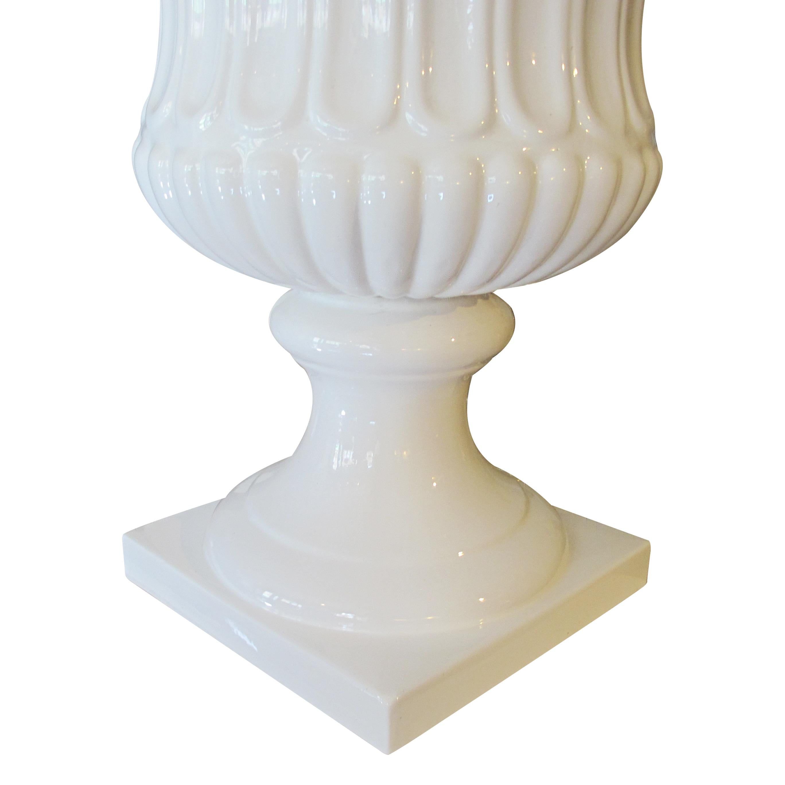 Metà XX secolo Urna ornamentale sovradimensionata di Tomaso Barbi, smaltata di bianco e di produzione italiana degli anni '50 in vendita