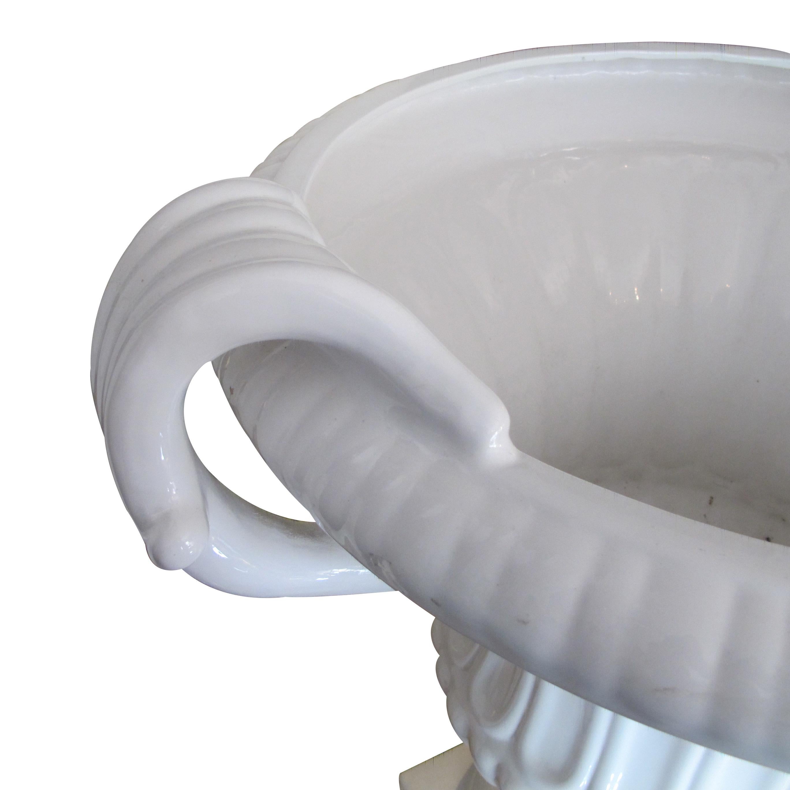 Ceramica Urna ornamentale sovradimensionata di Tomaso Barbi, smaltata di bianco e di produzione italiana degli anni '50 in vendita