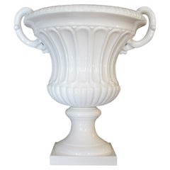 Urna ornamentale sovradimensionata di Tomaso Barbi, smaltata di bianco e di produzione italiana degli anni '50