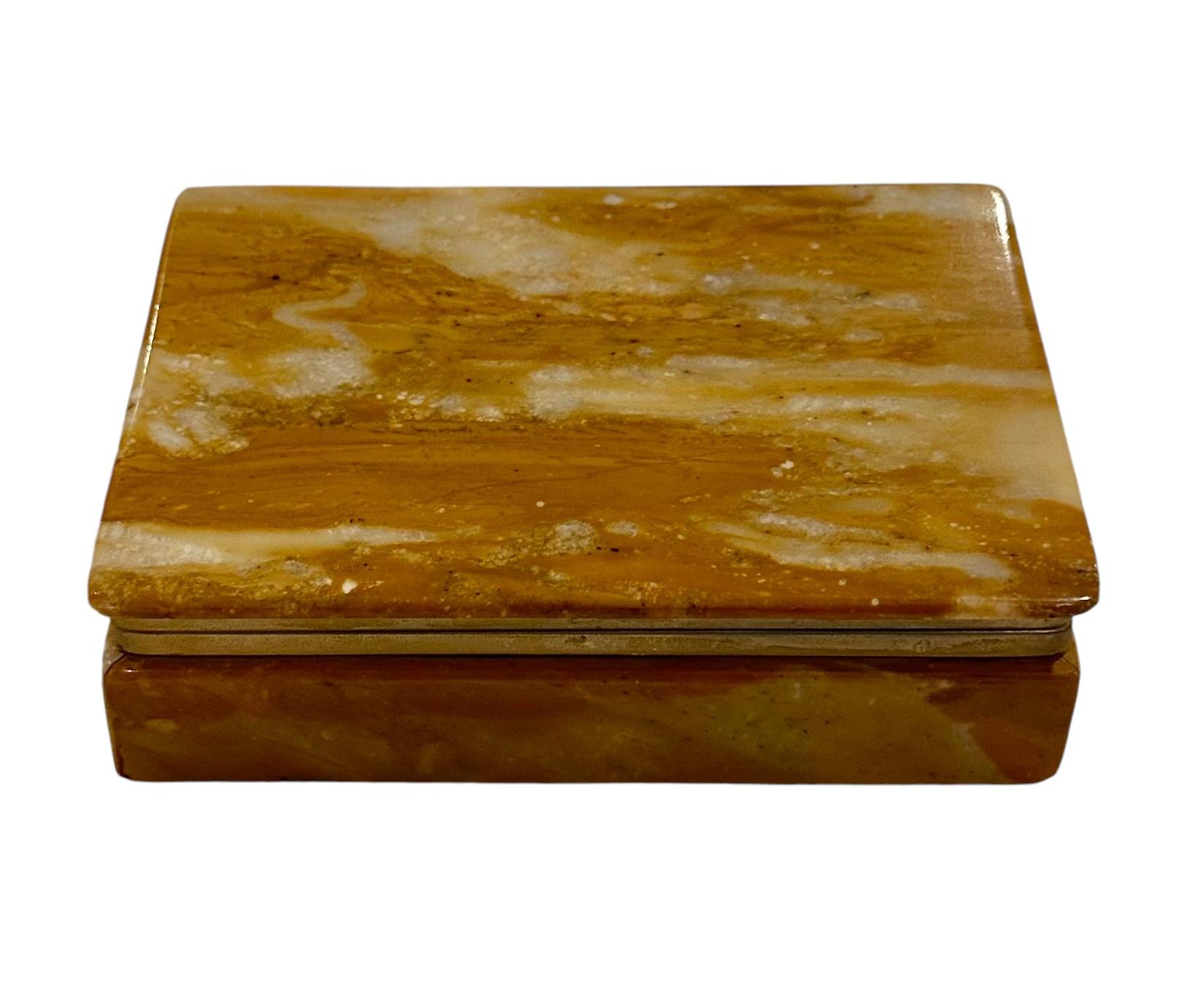 Caja de mármol italiana de los años 50 en un precioso color caramelo que combina muy bien en los interiores actuales. Estilo atemporal. 
