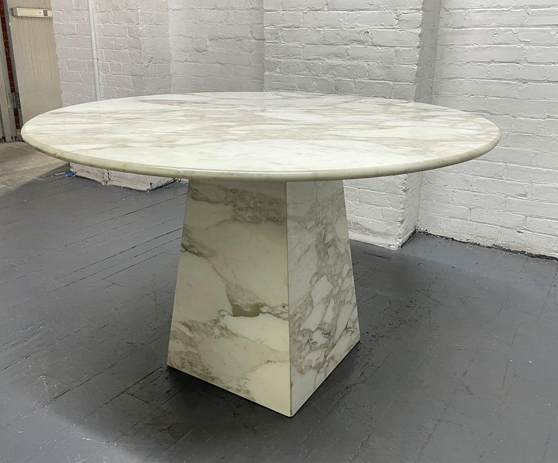 Table italienne en marbre des années 1950. La base a une forme trapézoïdale avec un plateau rond en marbre.  Peut être utilisée comme table de salle à manger ou table centrale.