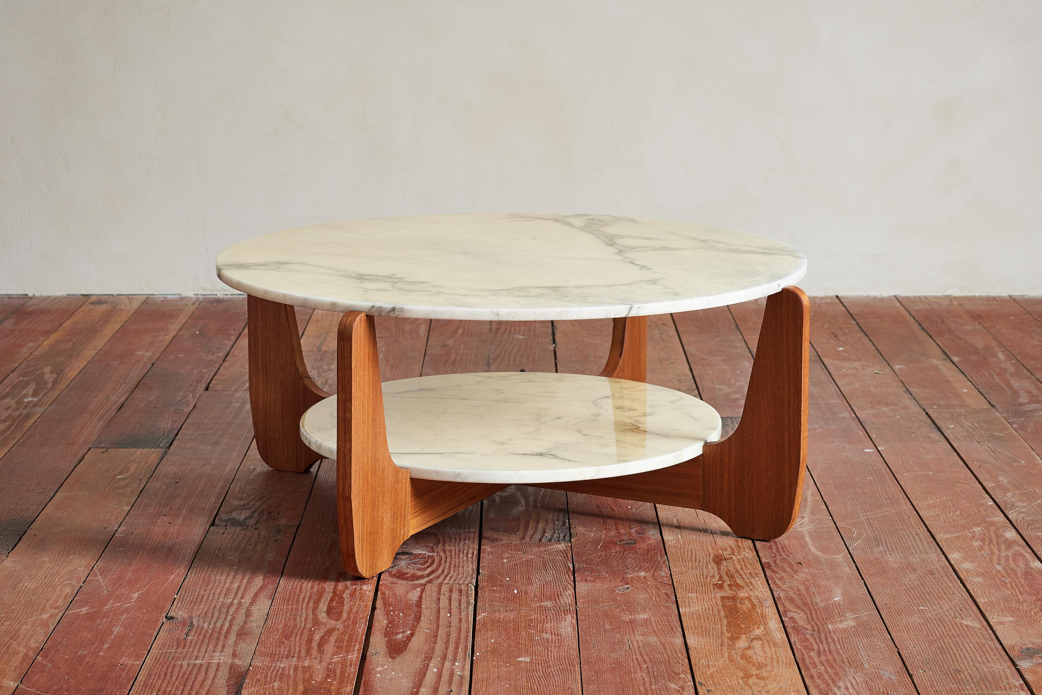 Tavolino galleggiante in marmo italiano - Italia, anni '50

Due piani di marmo bianco di Carrara fluttuanti su una base in legno di noce 

Grande design - con funzionalità e patina 
