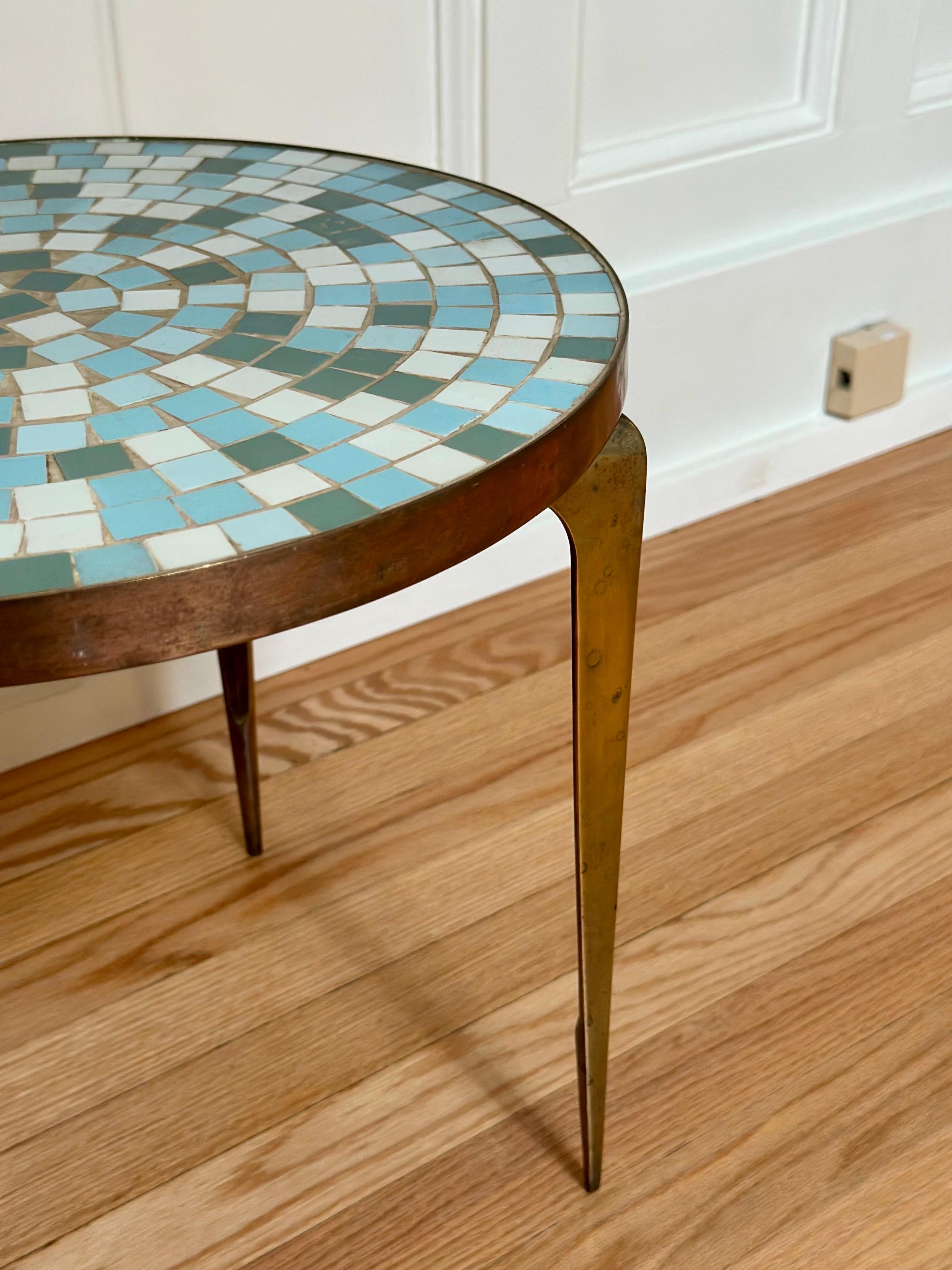 1950s Italian Mid-Century Copper Brass & Mosaic Tile Round Side Table (Table d'appoint ronde en cuivre, laiton et mosaïque) en vente 6