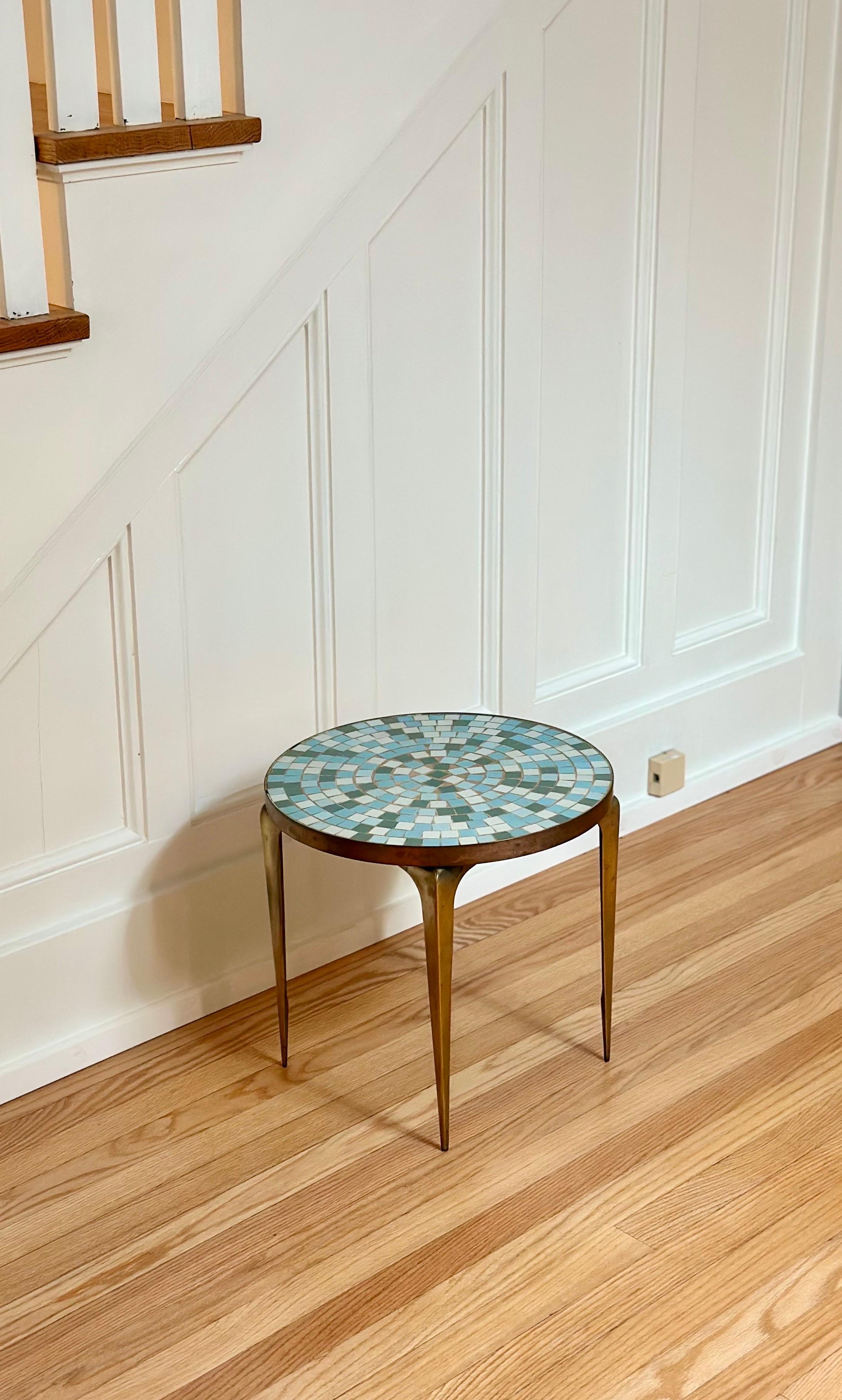 1950s Italian Mid-Century Copper Brass & Mosaic Tile Round Side Table (Table d'appoint ronde en cuivre, laiton et mosaïque) Bon état - En vente à Farmington Hills, MI