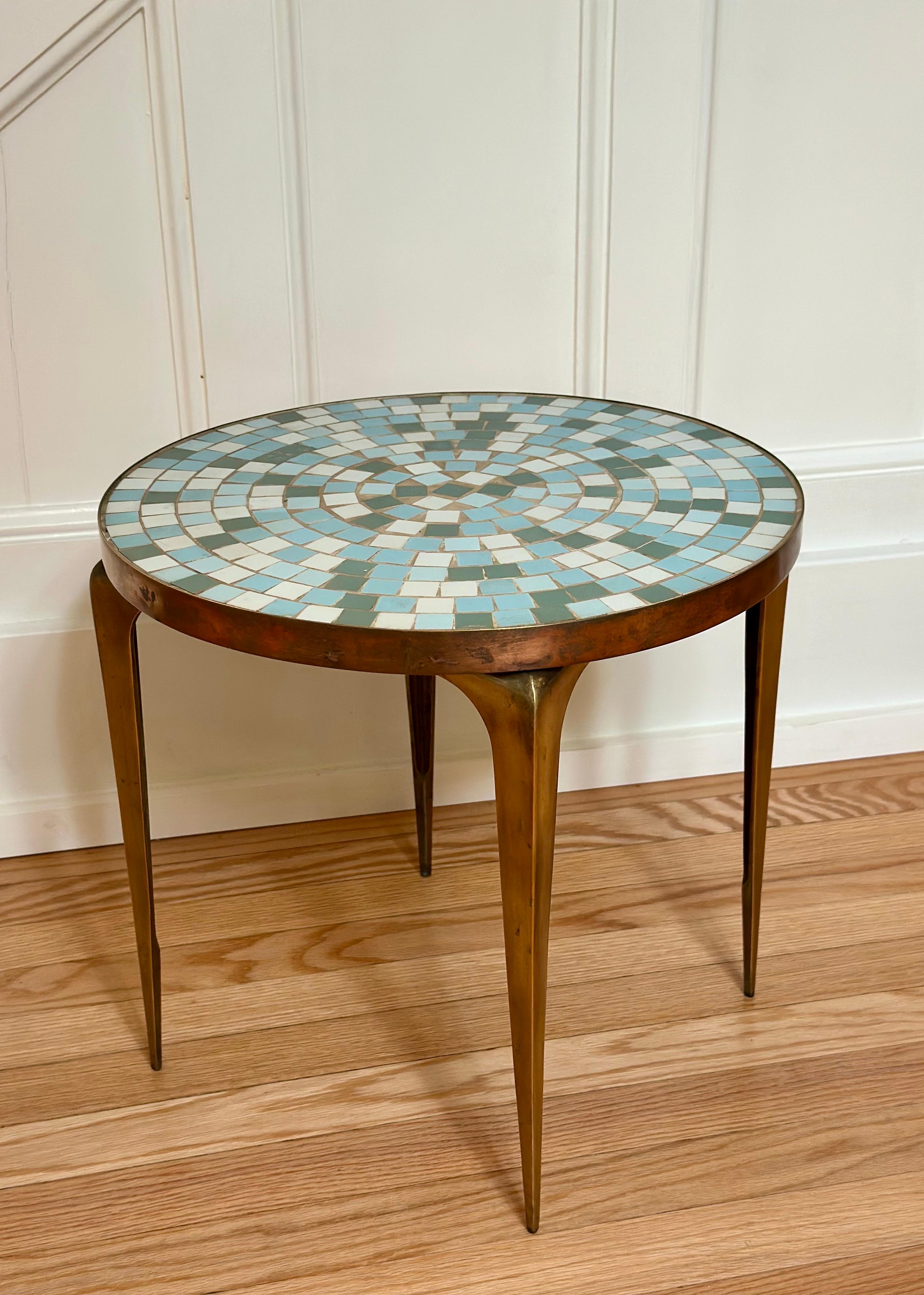 Milieu du XXe siècle 1950s Italian Mid-Century Copper Brass & Mosaic Tile Round Side Table (Table d'appoint ronde en cuivre, laiton et mosaïque) en vente