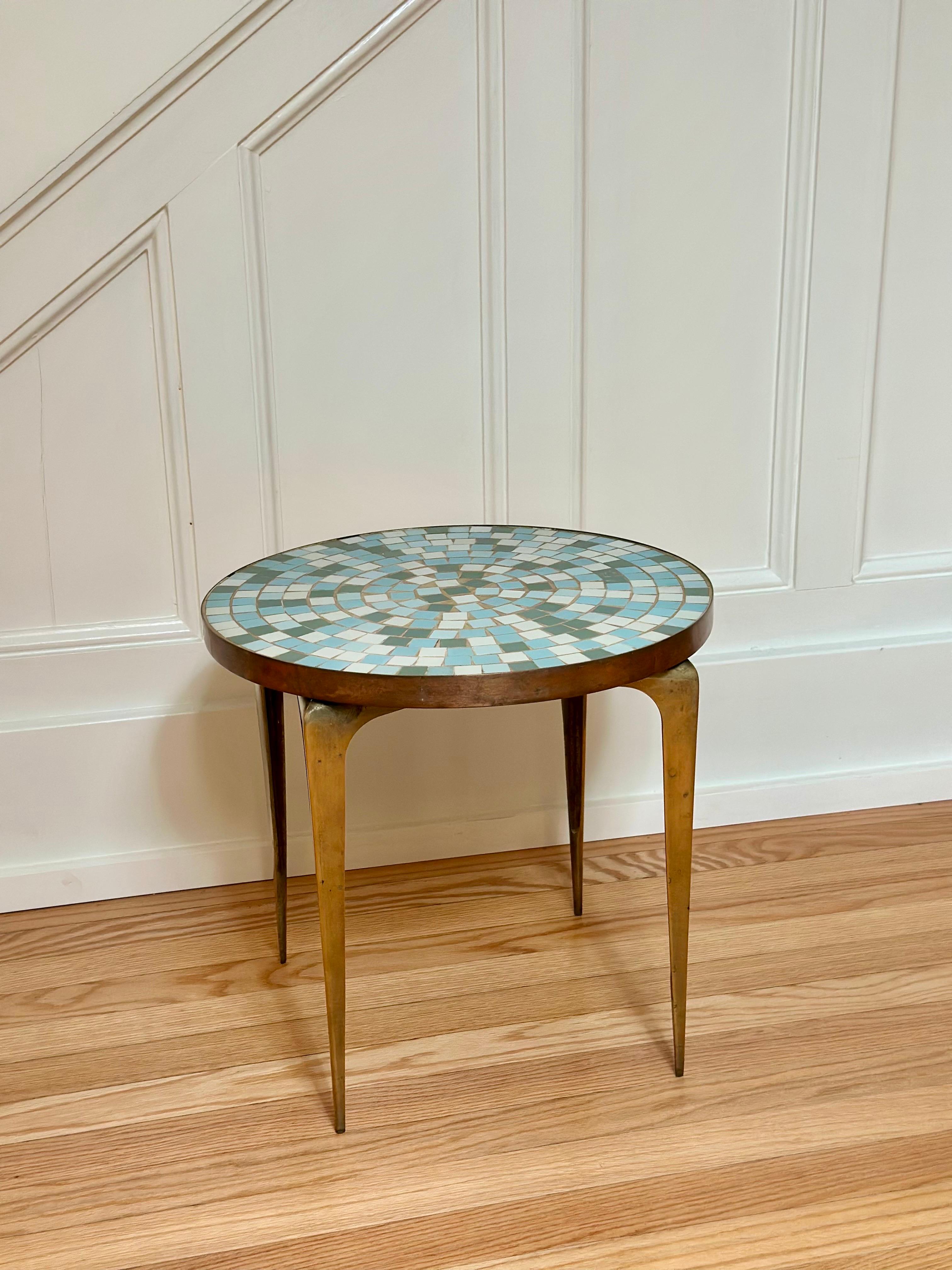 Laiton 1950s Italian Mid-Century Copper Brass & Mosaic Tile Round Side Table (Table d'appoint ronde en cuivre, laiton et mosaïque) en vente