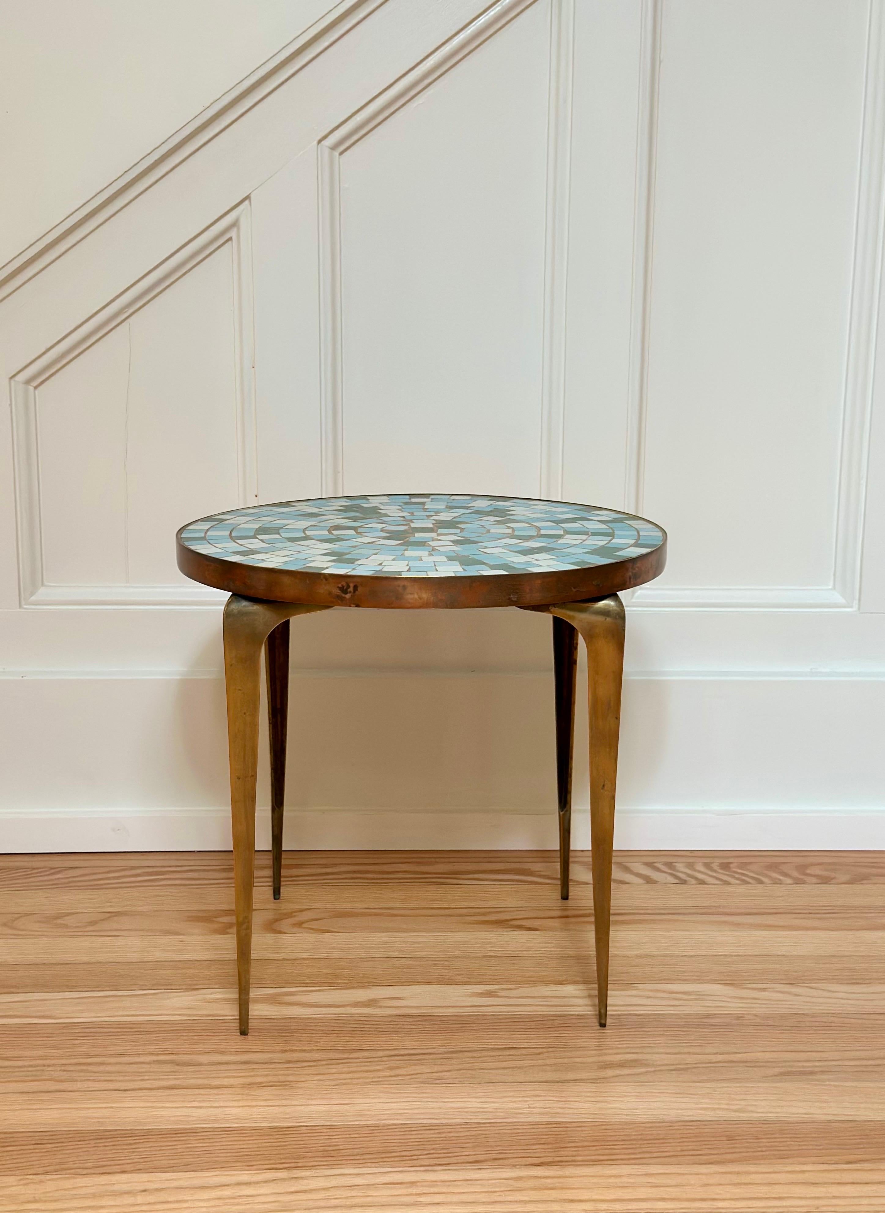 1950s Italian Mid-Century Copper Brass & Mosaic Tile Round Side Table (Table d'appoint ronde en cuivre, laiton et mosaïque) en vente 2