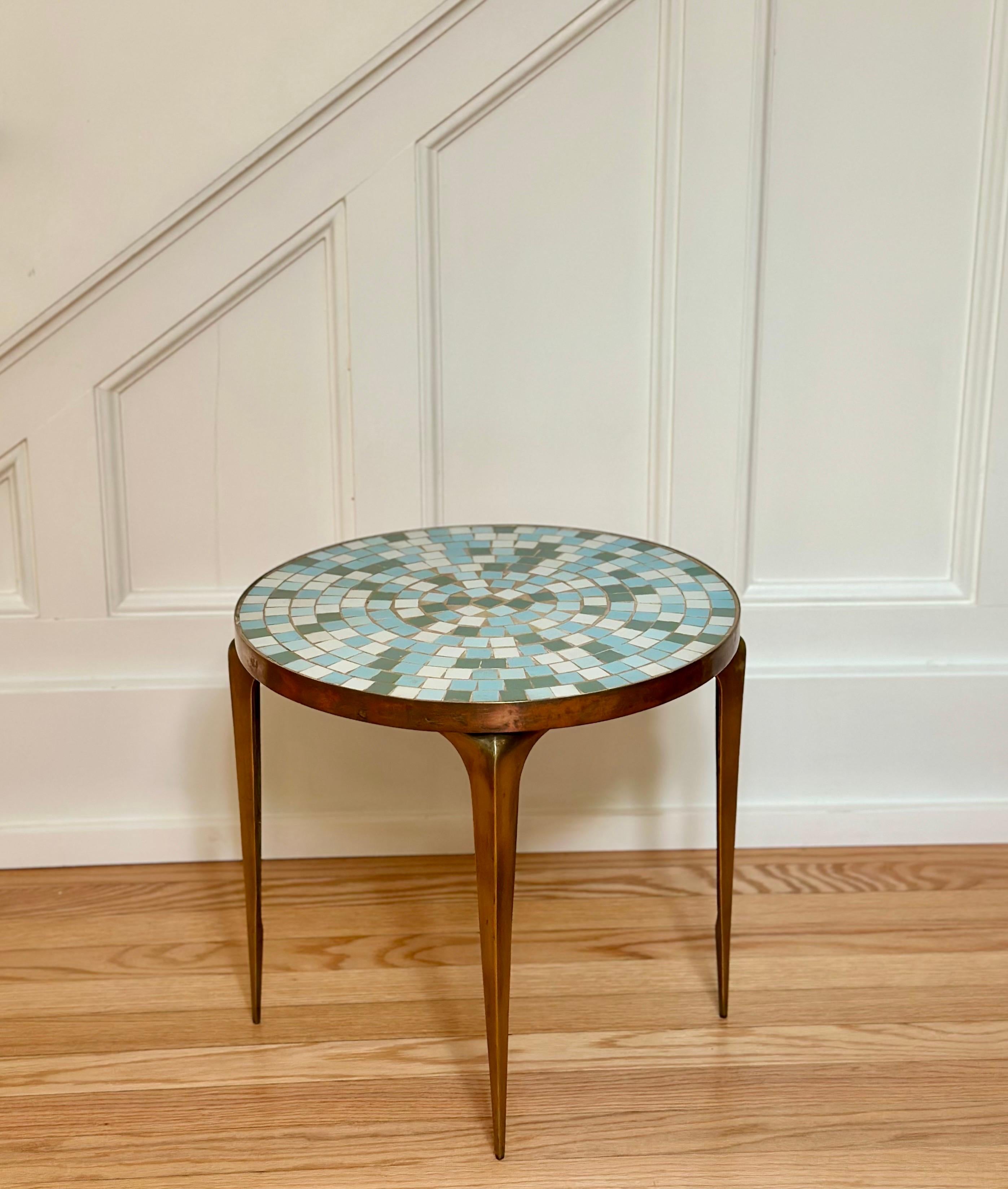 1950s Italian Mid-Century Copper Brass & Mosaic Tile Round Side Table (Table d'appoint ronde en cuivre, laiton et mosaïque) en vente 3