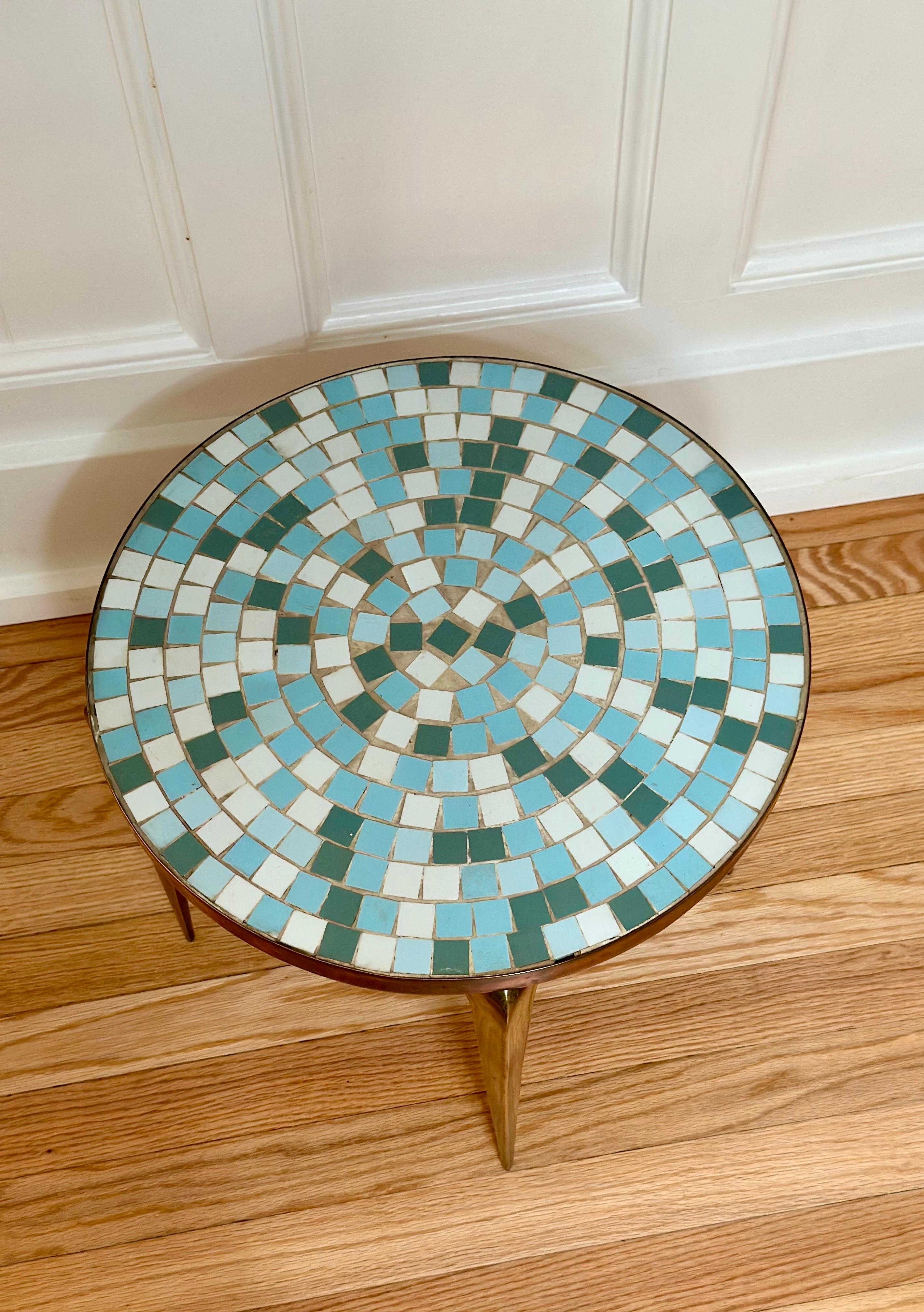 1950s Italian Mid-Century Copper Brass & Mosaic Tile Round Side Table (Table d'appoint ronde en cuivre, laiton et mosaïque) en vente 4