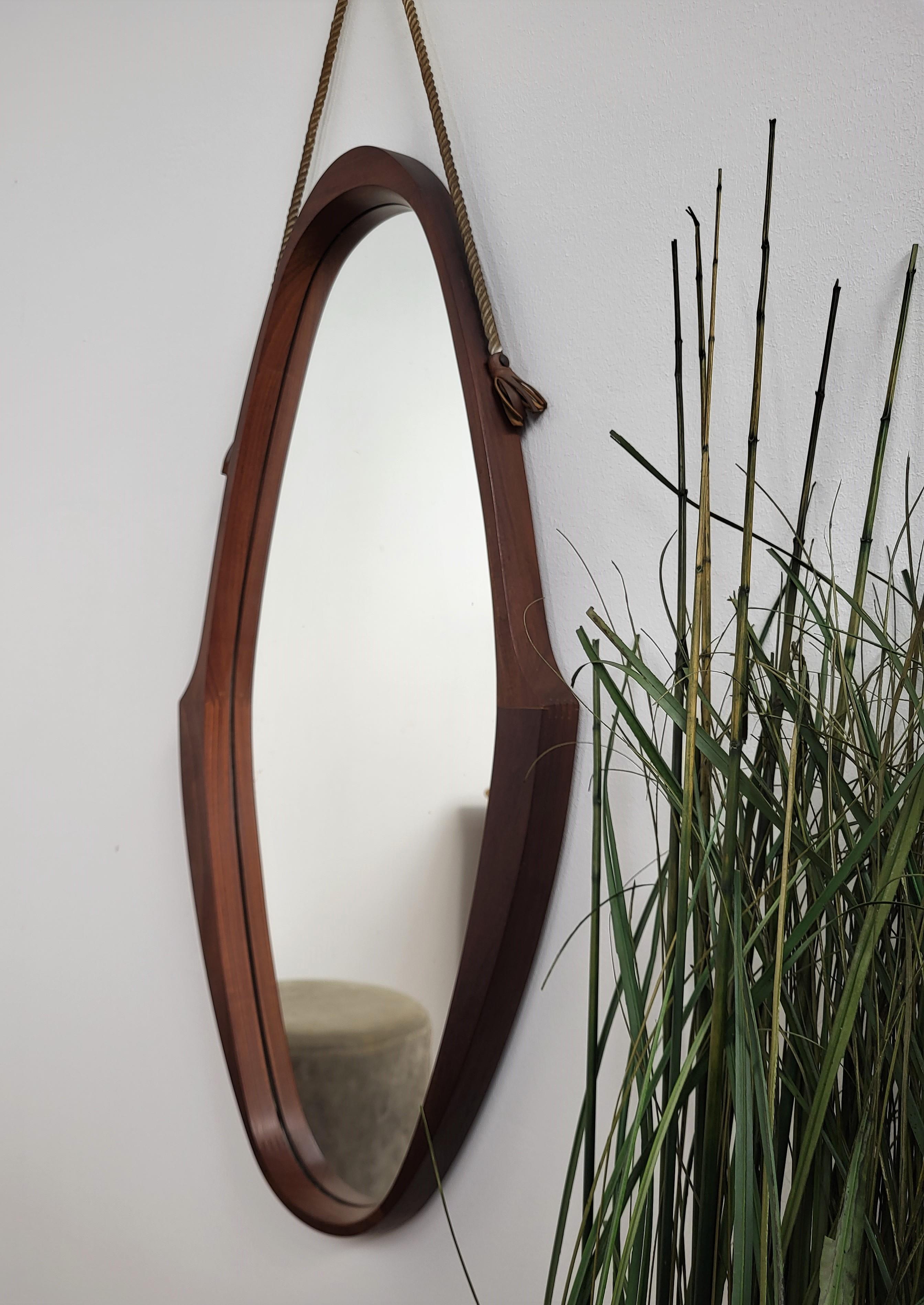 1950s Italian Mid-Century Designer Carved Wood Wall Mirror In Good Condition In Carimate, Como