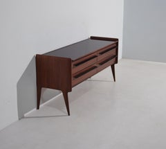 Comodino o credenza italiana degli anni ’50 in stile Mid-Century, in legno a strisce con piano in vetro