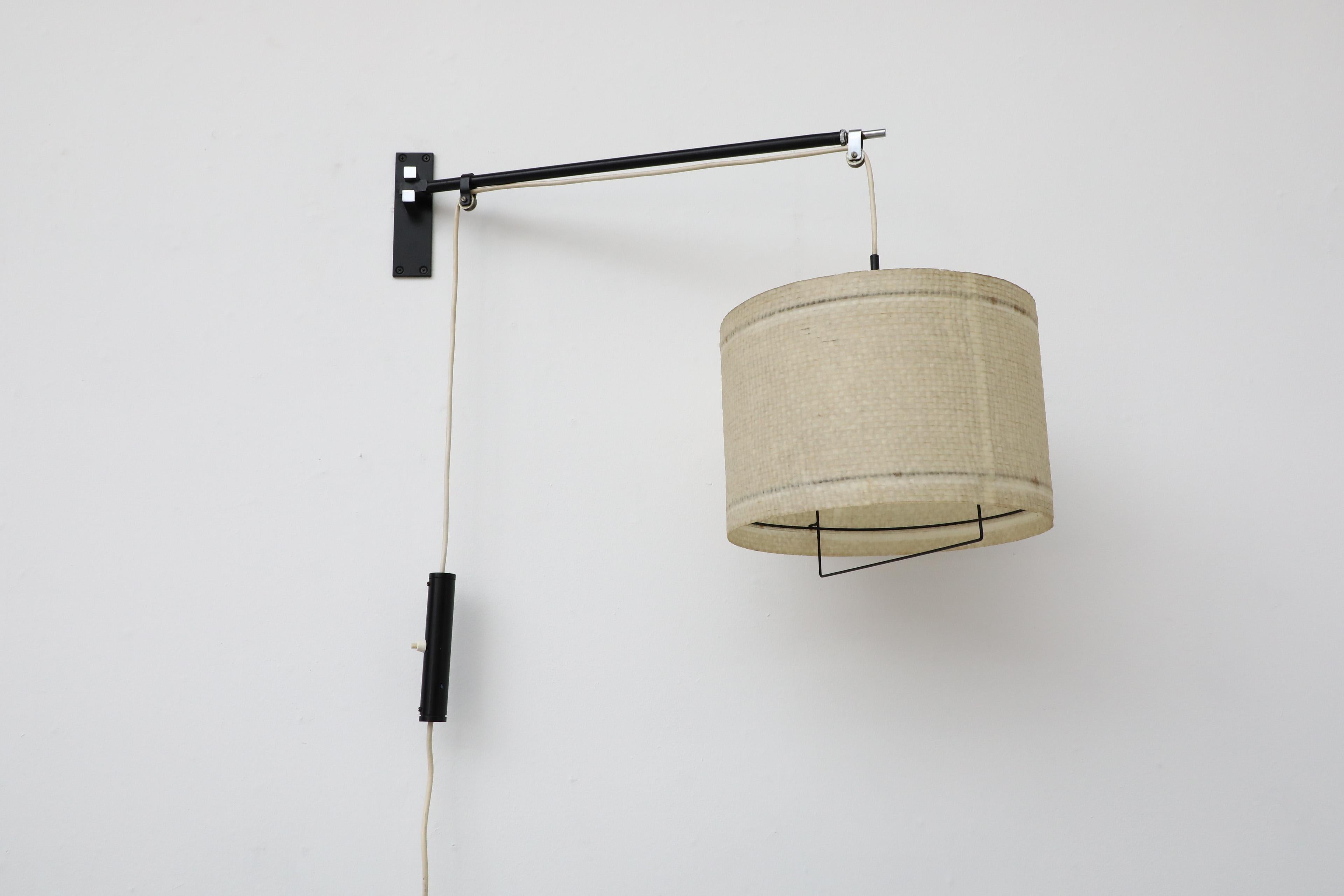 1950er Jahre Italienische ausziehbare Wandlampe mit schwarzem Metallrahmen und Trommelschirm im Angebot 11