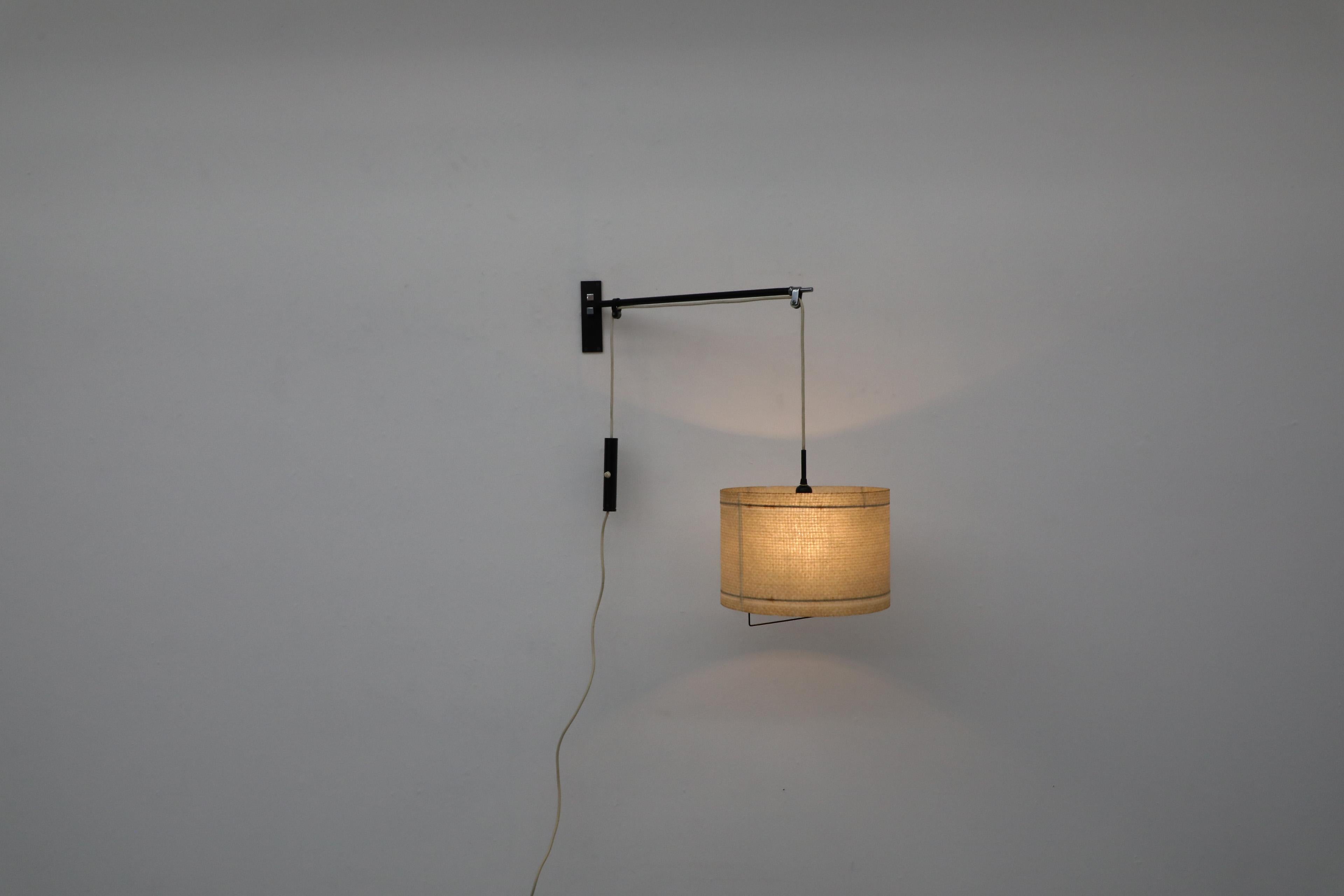 1950er Jahre Italienische ausziehbare Wandlampe mit schwarzem Metallrahmen und Trommelschirm (Moderne der Mitte des Jahrhunderts) im Angebot