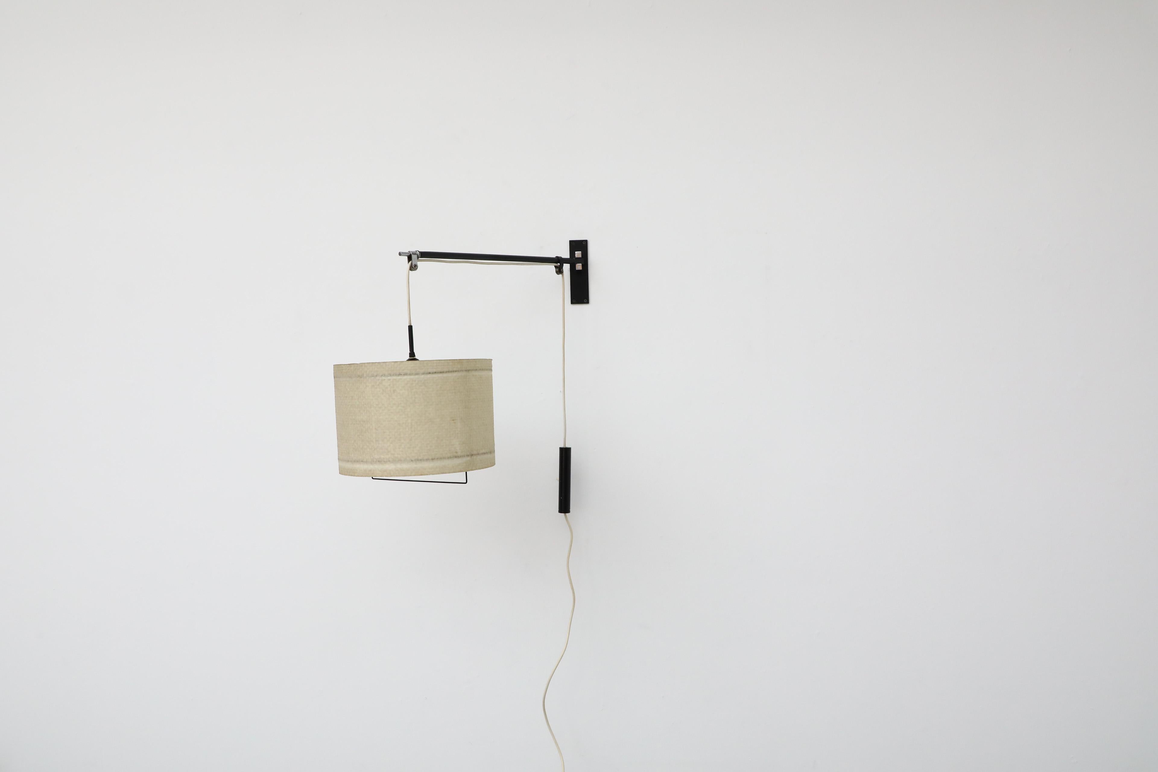 1950er Jahre Italienische ausziehbare Wandlampe mit schwarzem Metallrahmen und Trommelschirm (20. Jahrhundert) im Angebot