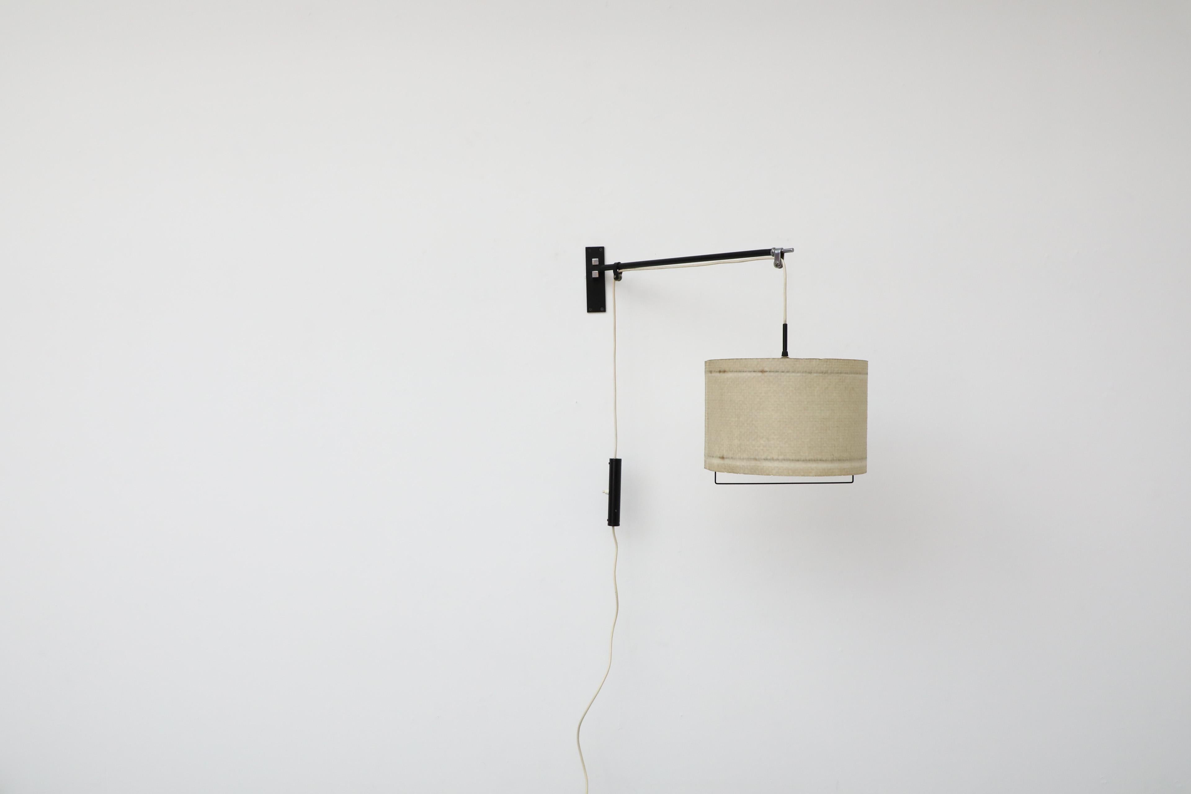 1950er Jahre Italienische ausziehbare Wandlampe mit schwarzem Metallrahmen und Trommelschirm im Angebot 1