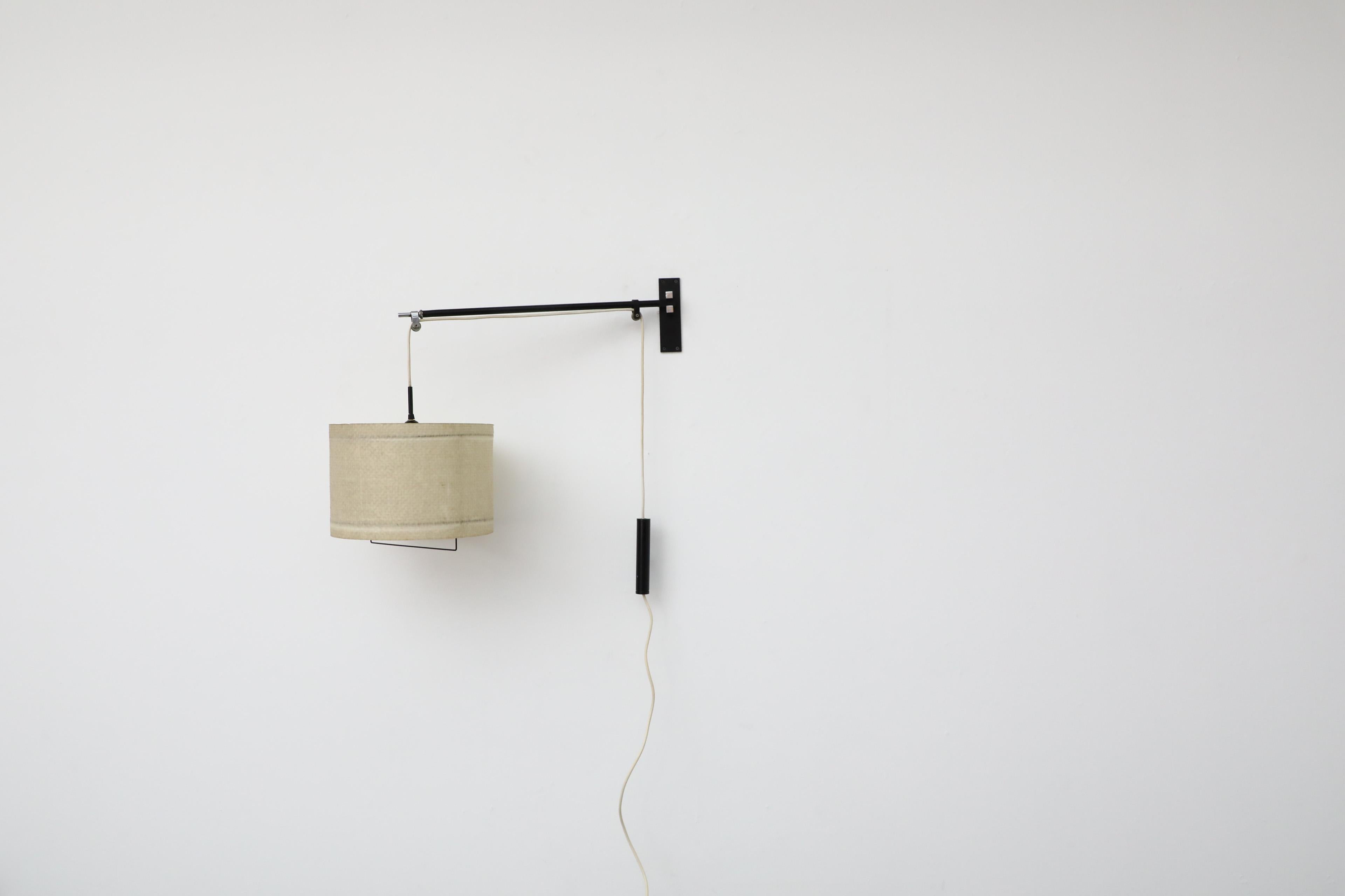 1950er Jahre Italienische ausziehbare Wandlampe mit schwarzem Metallrahmen und Trommelschirm im Angebot 2