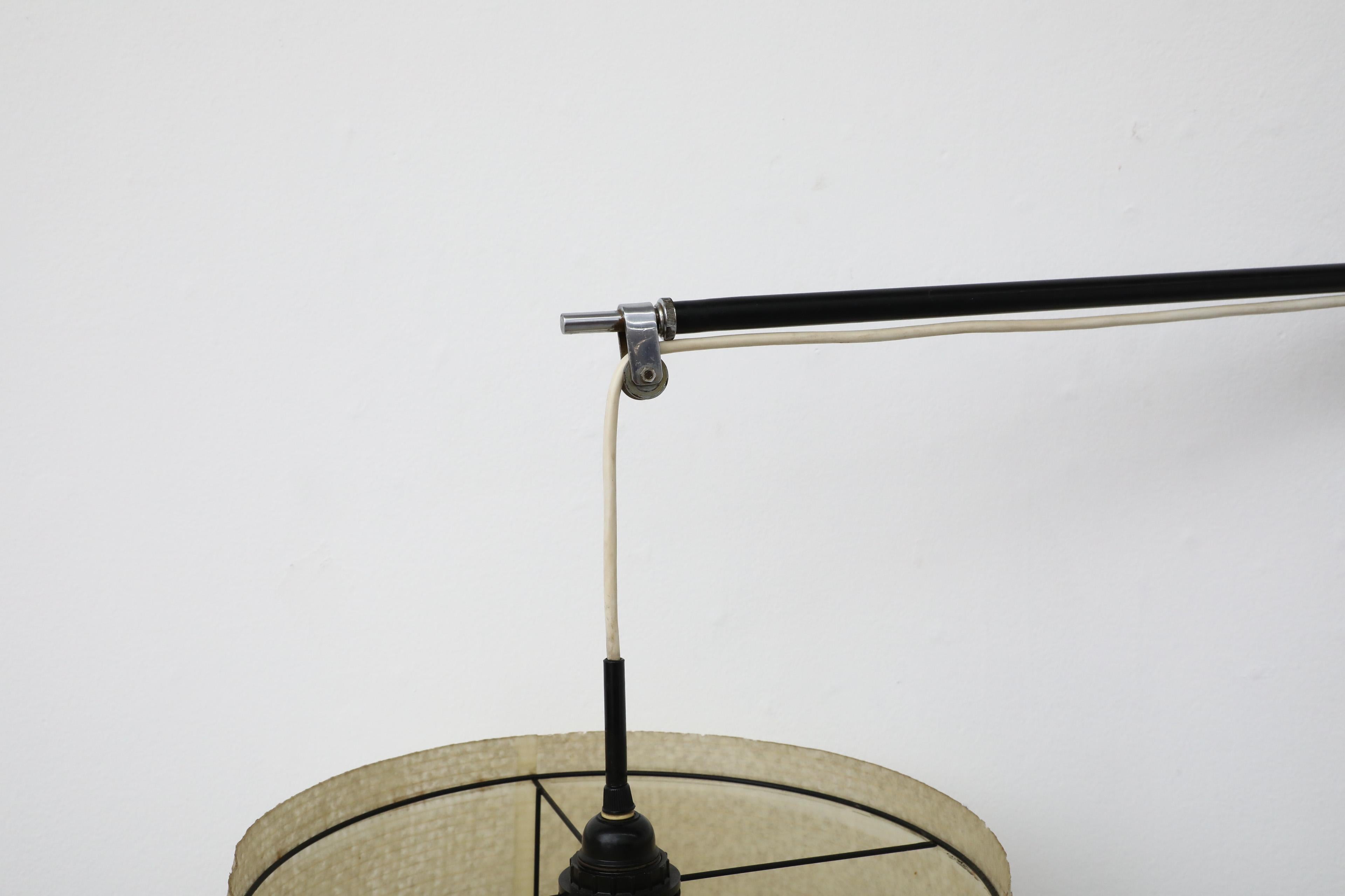 1950er Jahre Italienische ausziehbare Wandlampe mit schwarzem Metallrahmen und Trommelschirm im Angebot 3