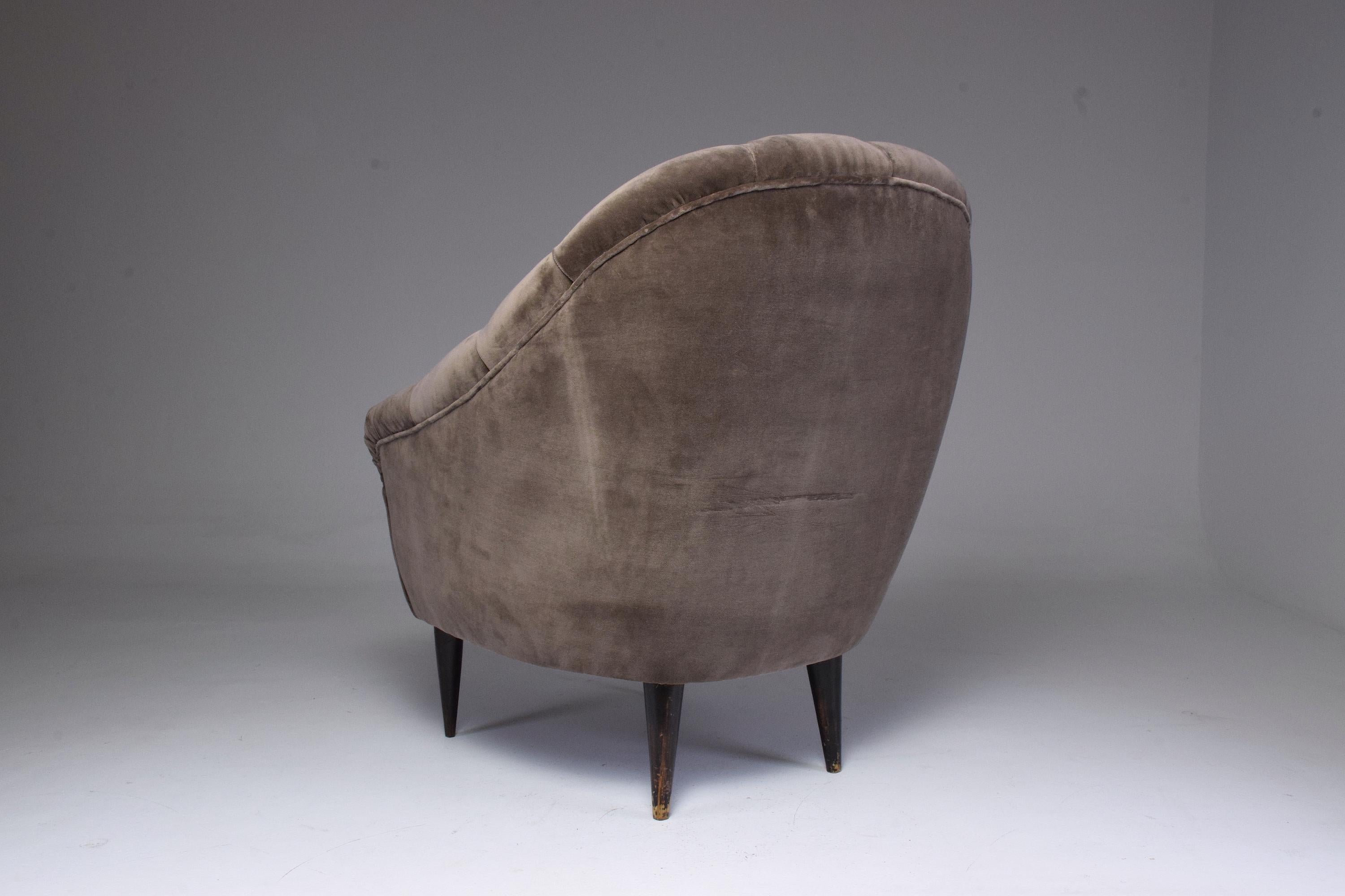 A 20th-century set of two Italian lounge chairs crafted in the 1950s and in Gio Ponti style. These armchairs are highlighted by their comfortable depth. 
Masterfully reupholstered with new padding in a dark rich brown velvet. 
Italy. 1950's. 
