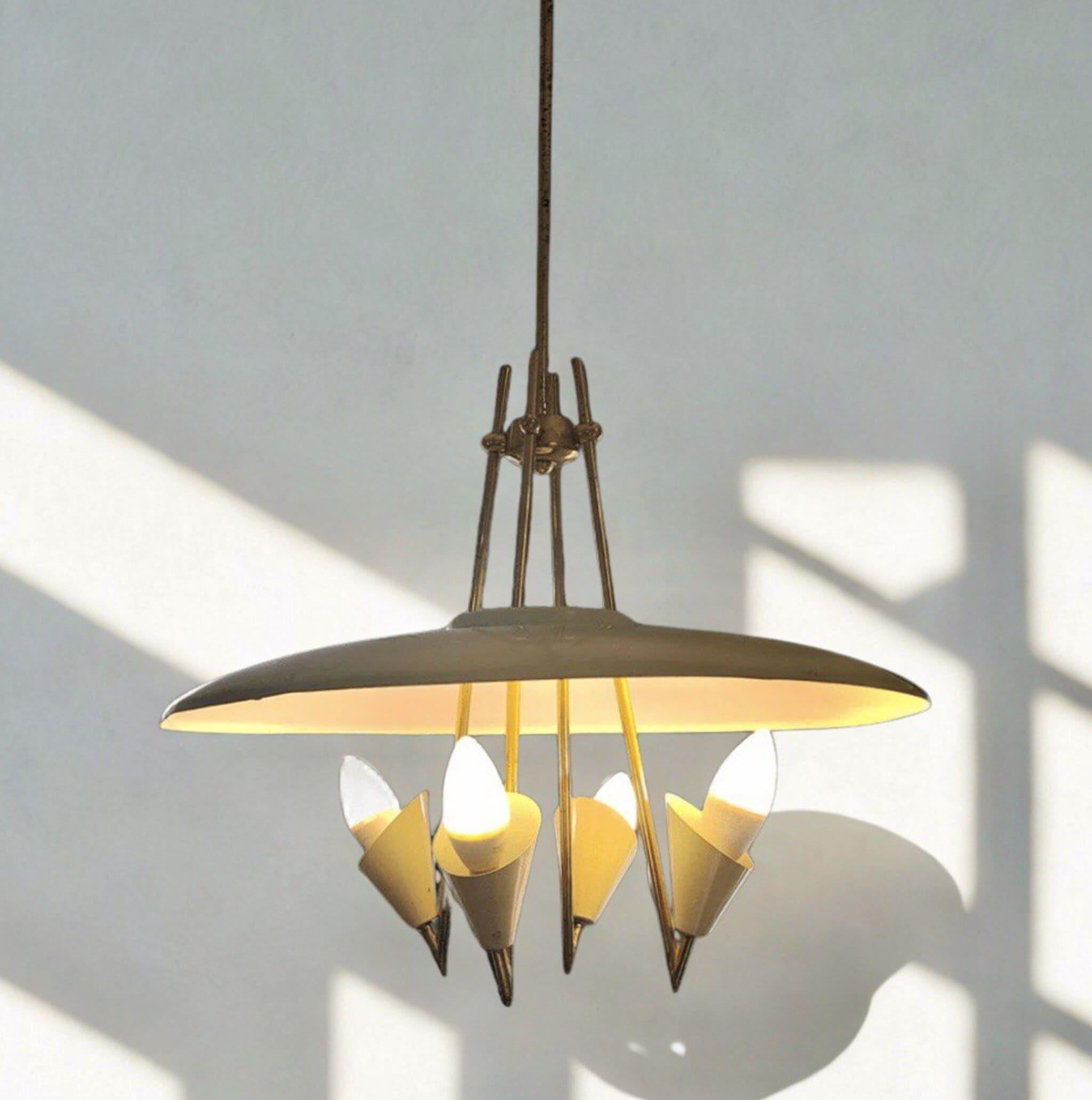 Ciondolo in ottone italiano Mid-Century modern del 1950  4 Light  by Arteluce

Esempio di illuminazione italiana del dopoguerra, questa sospensione a 4 luci è attribuibile ad Arteluce e risale alla fine degli anni '50-inizio '60. Il robusto