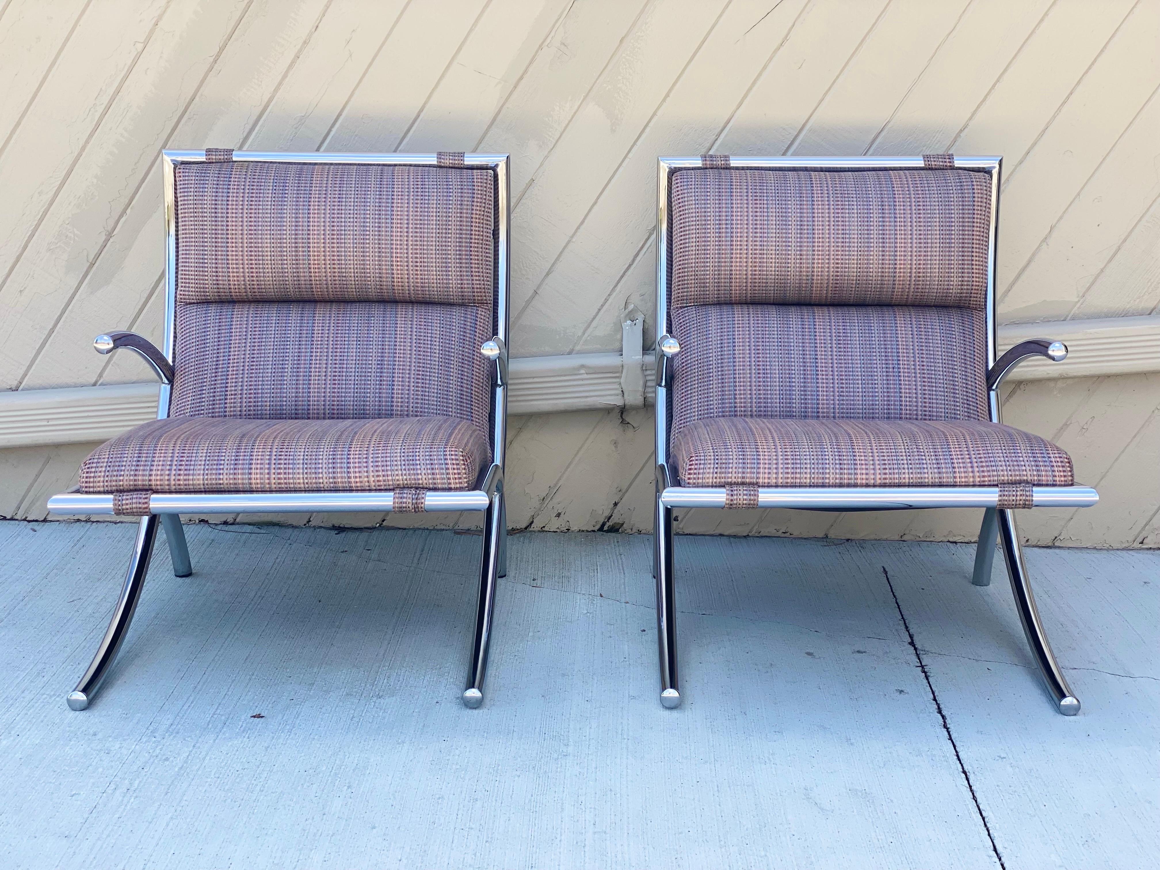 We are very pleased to offer a beautiful Italian set of lounge armchairs, circa the 1950s. These minimal, mid-century chairs showcase clean lines and a distinct, geometric frame constructed of tubular, polished chrome. The criss-crossed base adds a